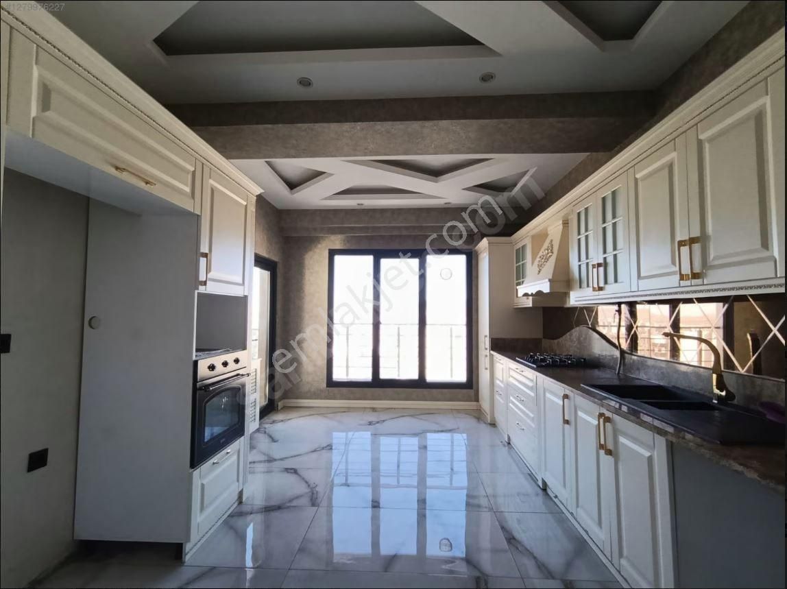 Sultan Emlak'dan 2.35 Metrede Cadde Üzerinde 4+1 Fırsat Daire