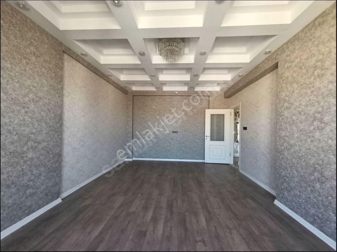 Sultan Emlak'dan 2.35 Metrede Cadde Üzerinde 4+1 Fırsat Daire - Görsel 5