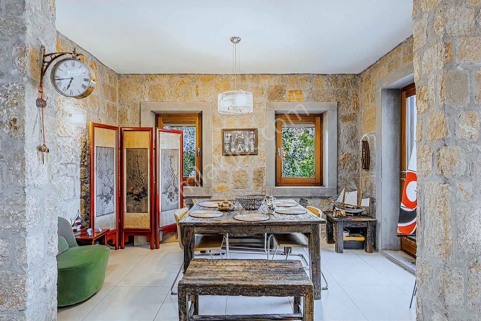 Bitez Köyiçinde Satılık Havuzlu Taş Ev - Görsel 3