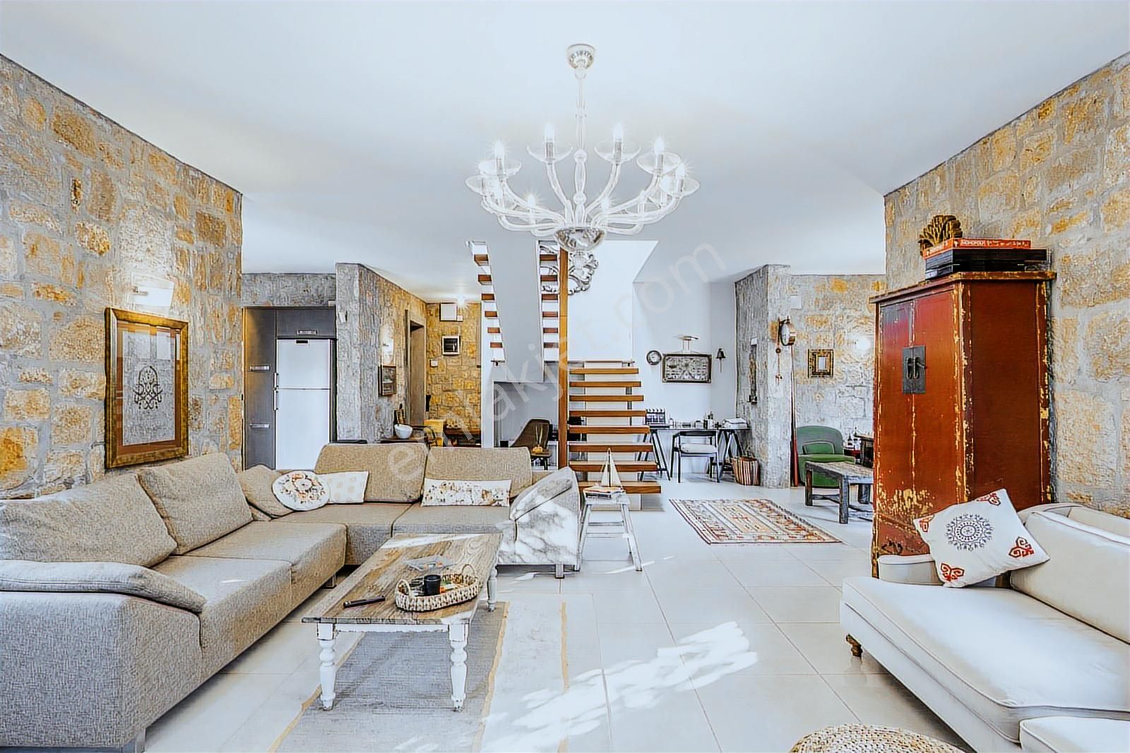 Bitez Köyiçinde Satılık Havuzlu Taş Ev - Görsel 11