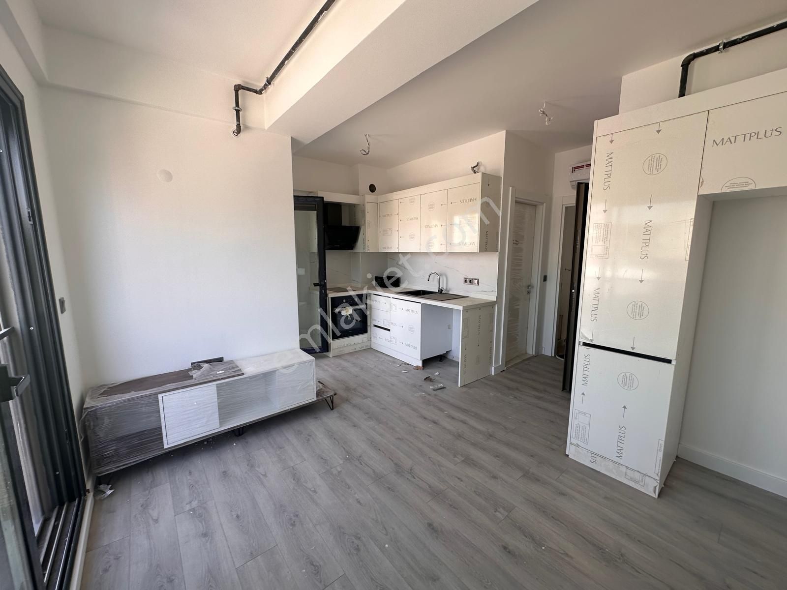 Emlak Buraya/ İzmir Buca Yeni Havuzlu Sitede 1+1 Satılık Daire
