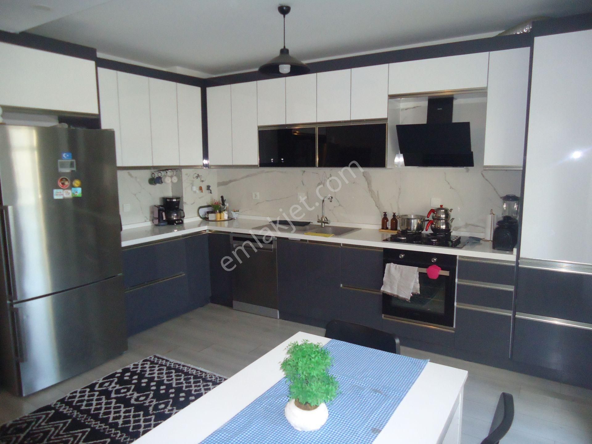 Krc'den Merkezi Konumda Manzaralı Katta Satılık 4+1 Daire - Görsel 12