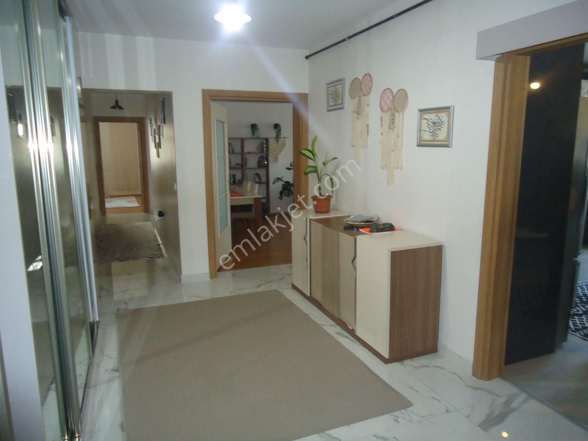 Krc'den Merkezi Konumda Manzaralı Katta Satılık 4+1 Daire - Görsel 4