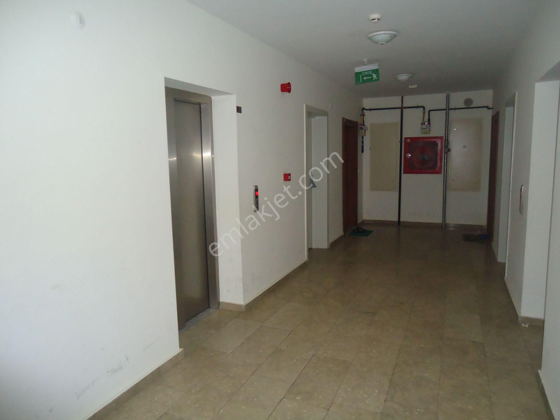 Krc'den Merkezi Konumda Manzaralı Katta Satılık 4+1 Daire - Görsel 3