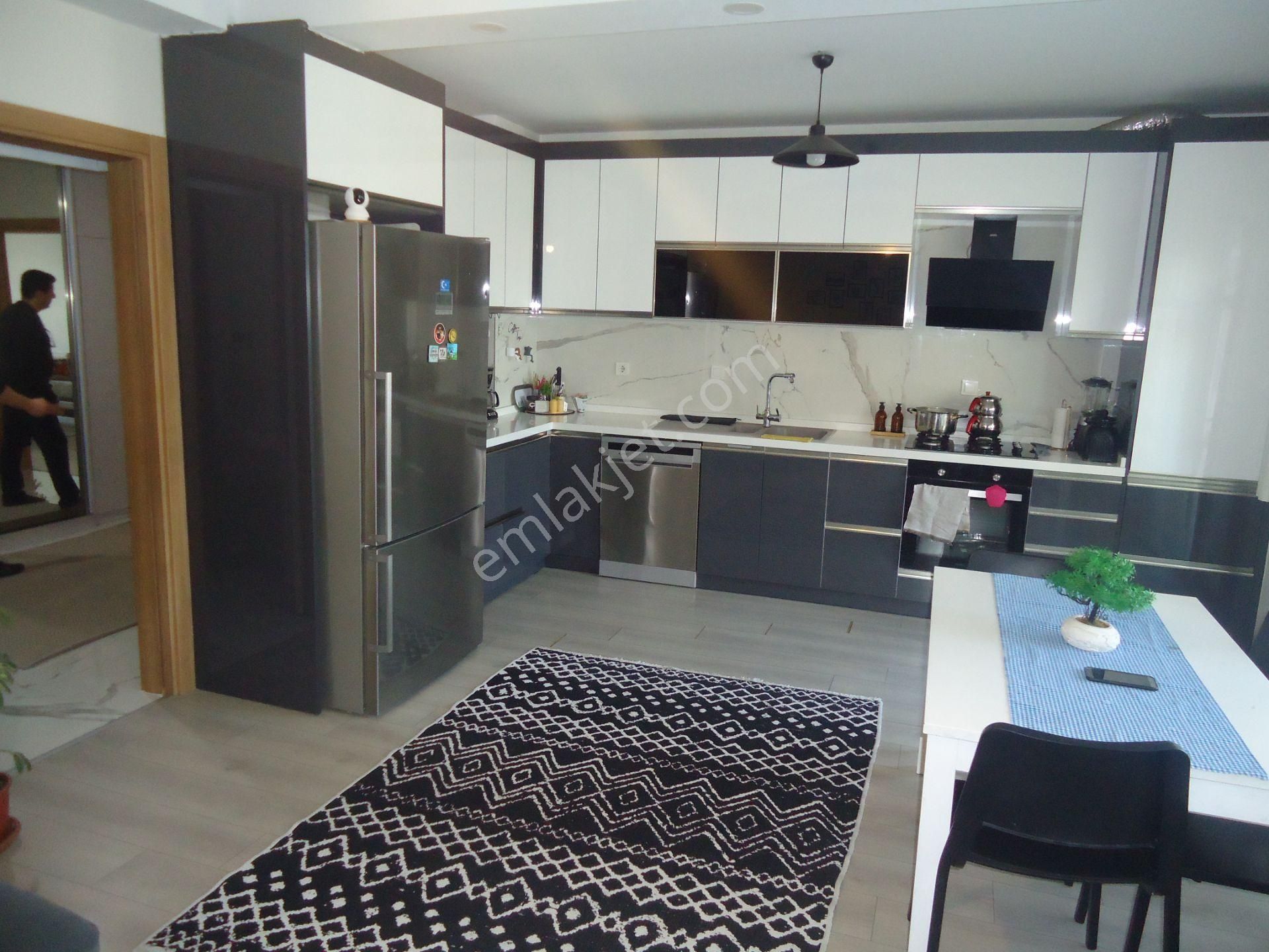 Krc'den Merkezi Konumda Manzaralı Katta Satılık 4+1 Daire