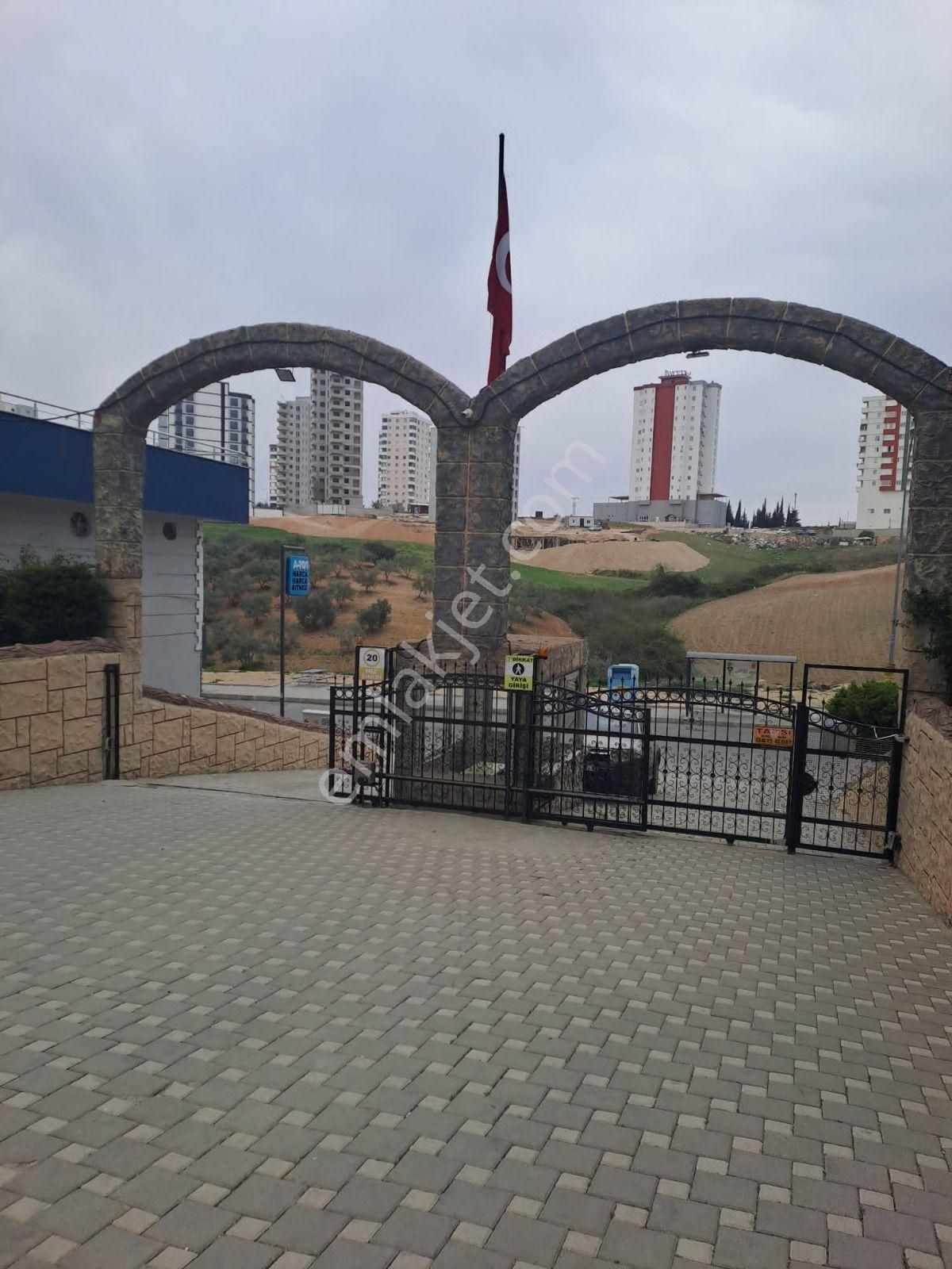 Birlik Gayrimenkulden Osmangazi De 3+1 İskanlı Site İçerisinde Okul Yanı Kaçmaz Satılık - Görsel 3