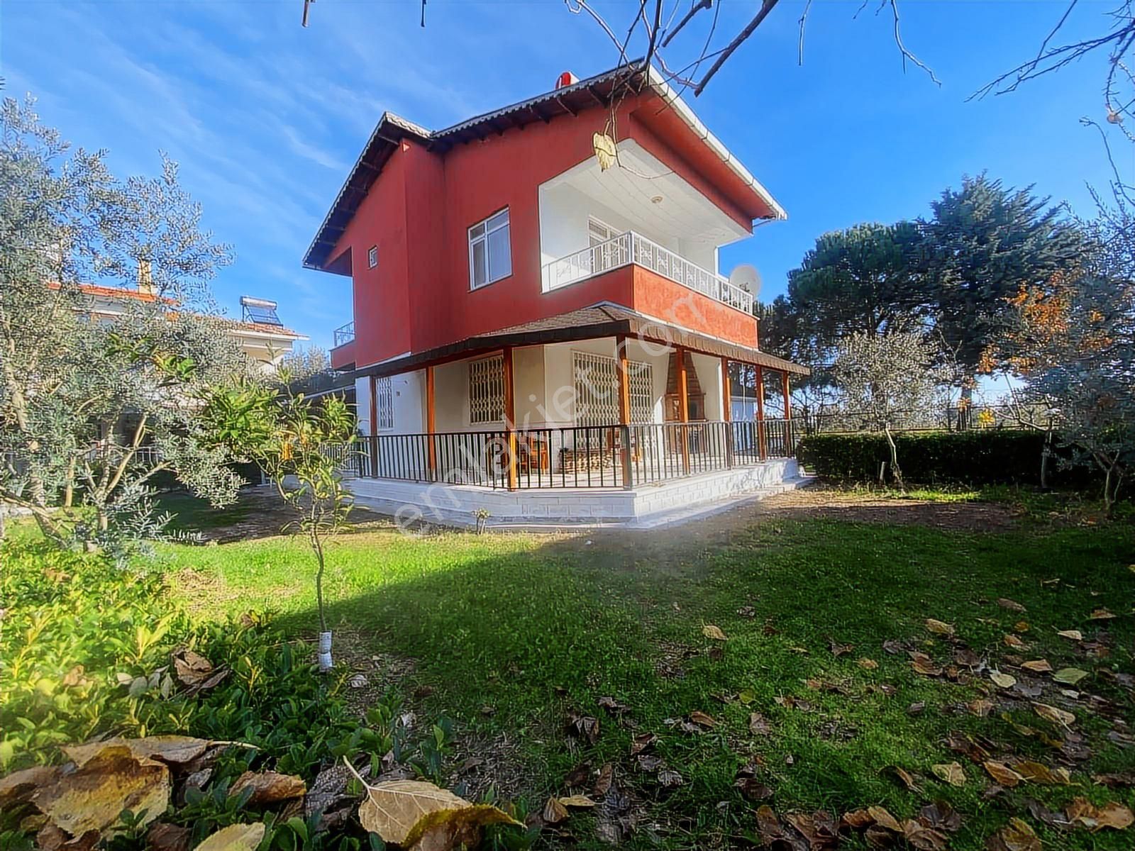 Borsem'den Dikili'de Havuzlu Sitede Satılık Dubleks Villa