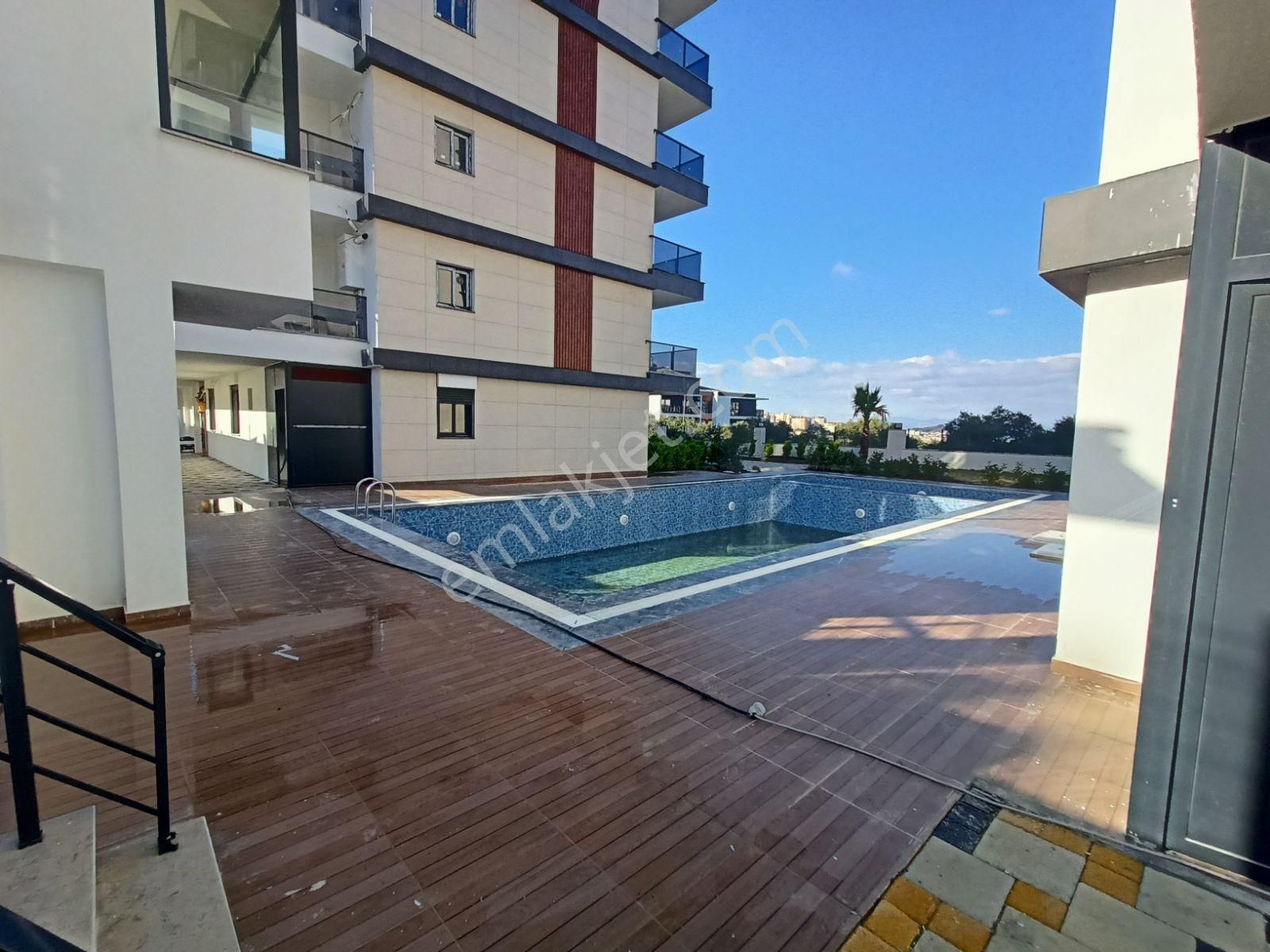 Kuşadası'nda Havuzlu Güvenlikli Sitede Doğalgazlı 3+1 Daire