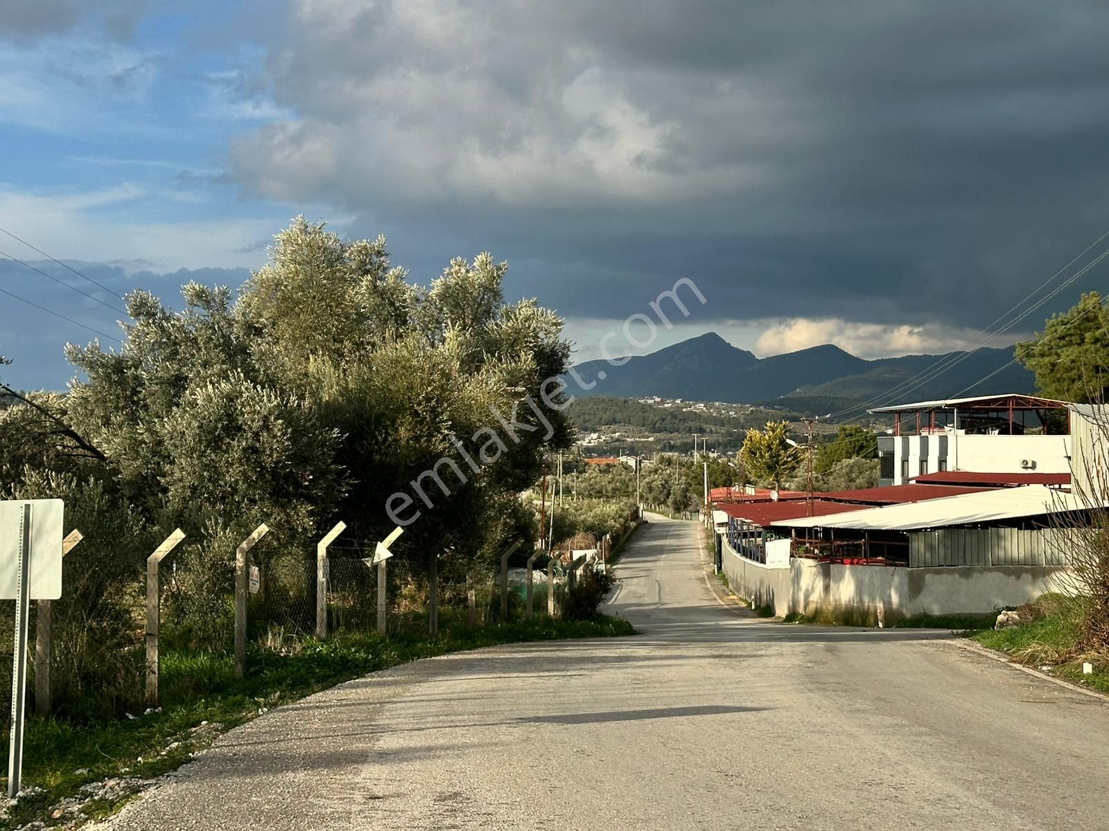 Acill Torbalı Yoğurtçular Da 235m2 Elektrik Su Aktif Etrafı Çevrili Resmi Tapulu Satılık Bahçe Tarla