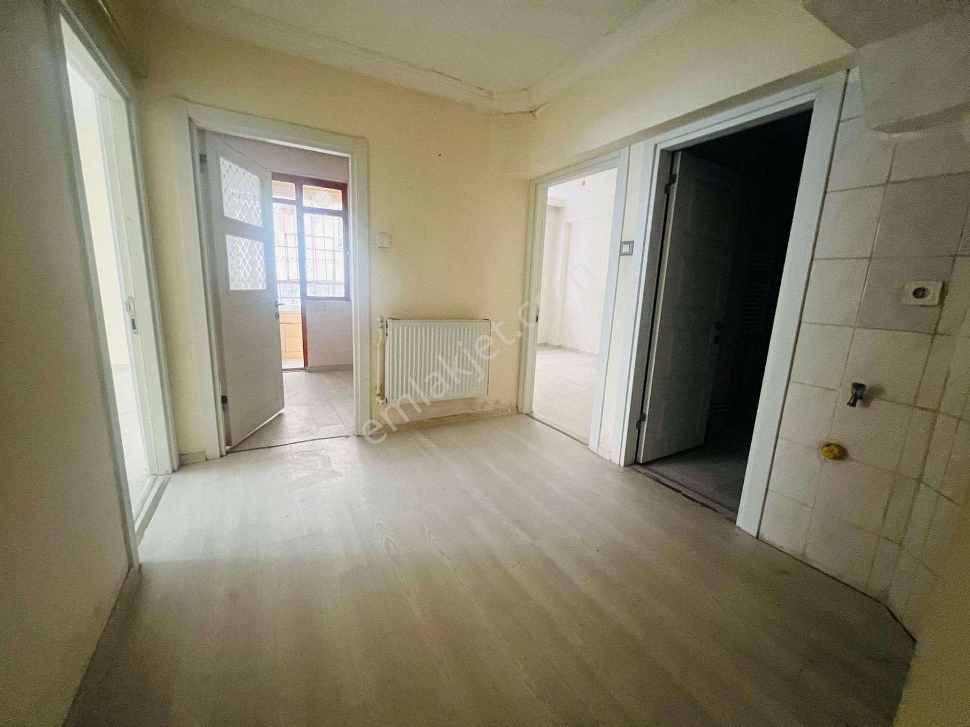 23 Nisan Mahallesi Zorlu Sokak'ta, Cam Balkonlu,geniş 3+1 Fırsat Dairesi!