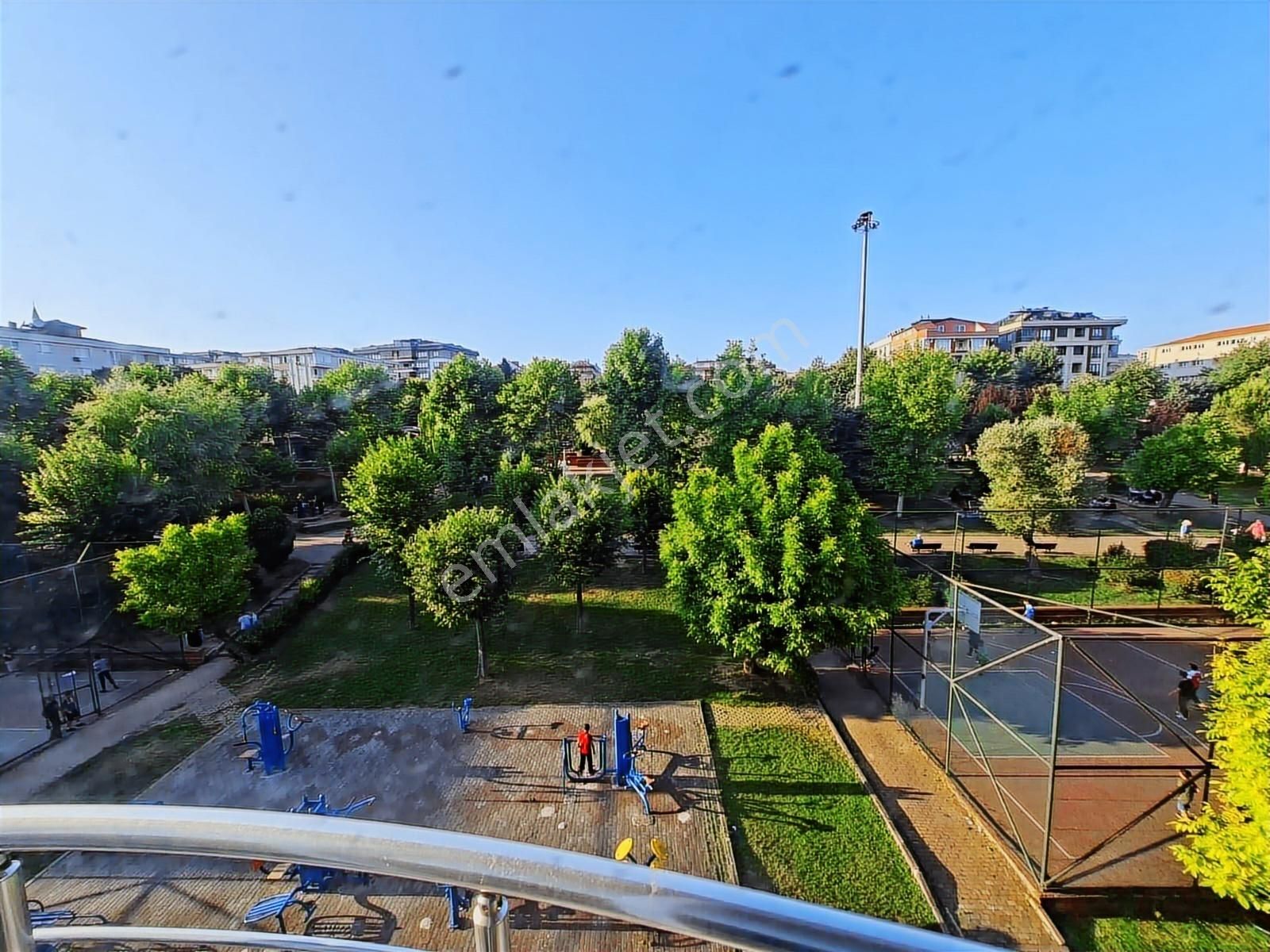 Yenibosna Merkez Mah. Ayazma Park Evlerinde 3+1 Odalı Daire