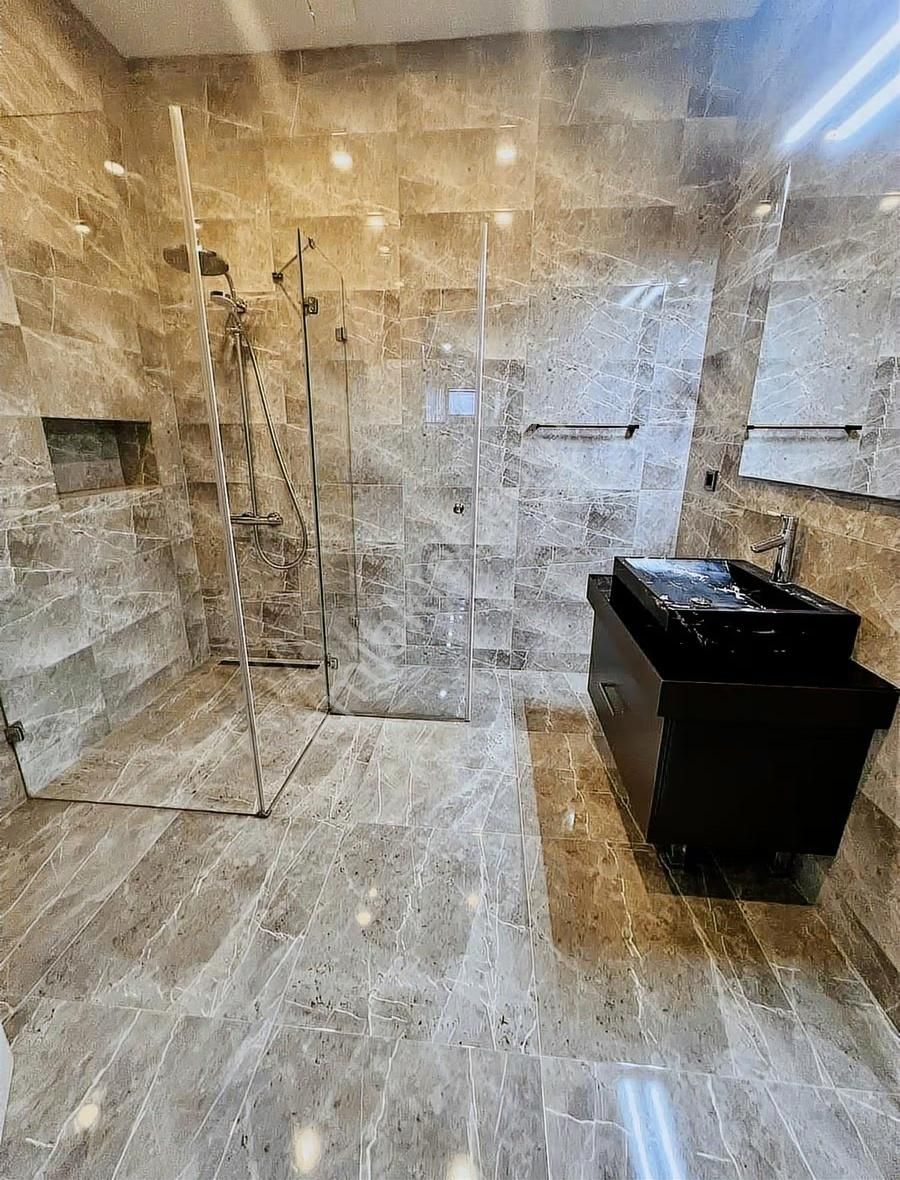 Zekeriyaköyde Modern Yeni Yapım Akıllı Ev Sistemli Satılık Villa - Görsel 35