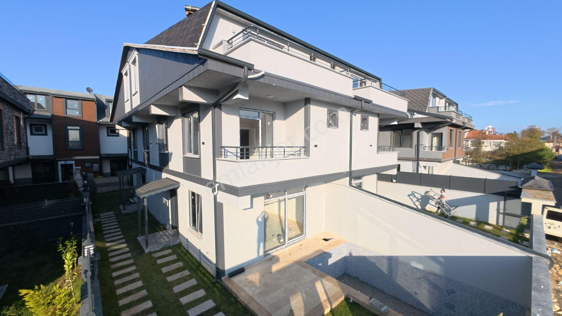 Kocaali De Havuzlu Ön Cephe 4+1 Villa