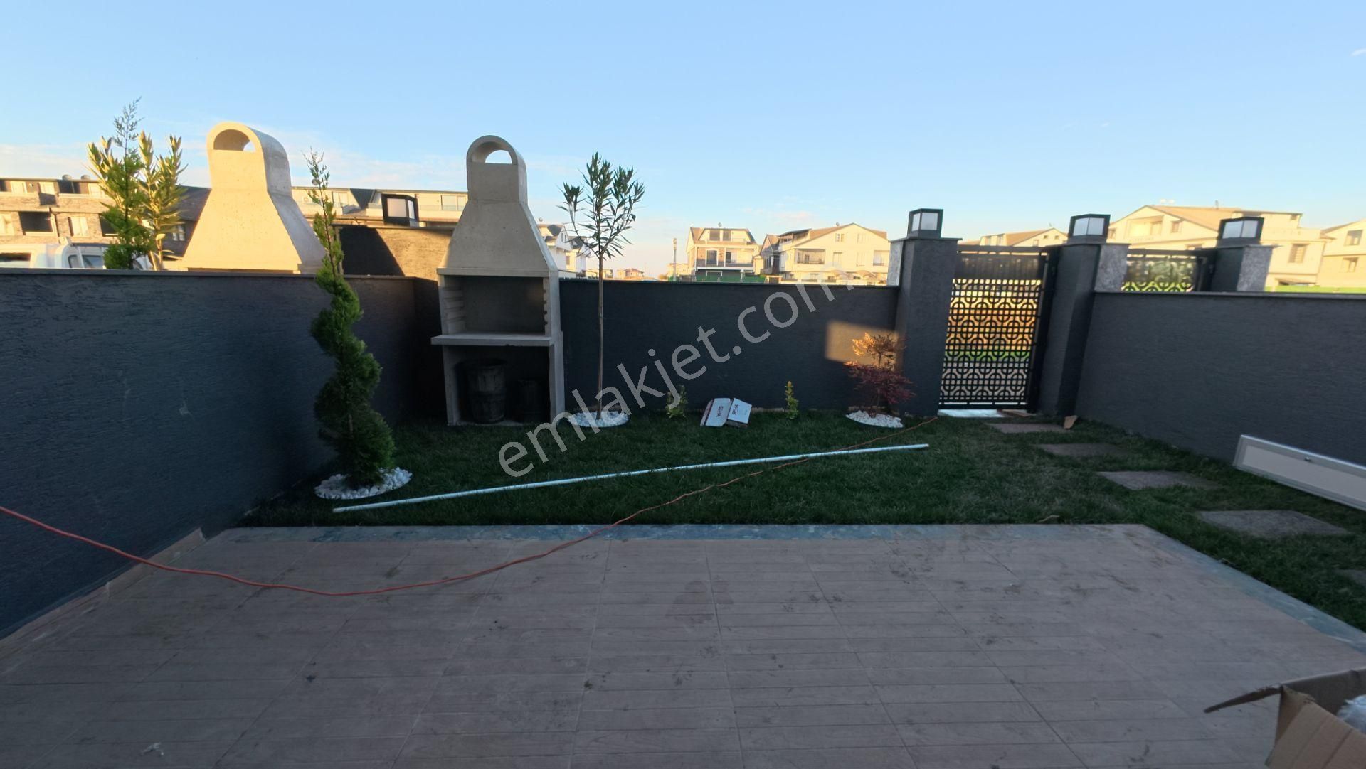 Kocaali De Geniş Bahçe Şömineli Denize Çok Yakın 4+1 Vila - Görsel 11