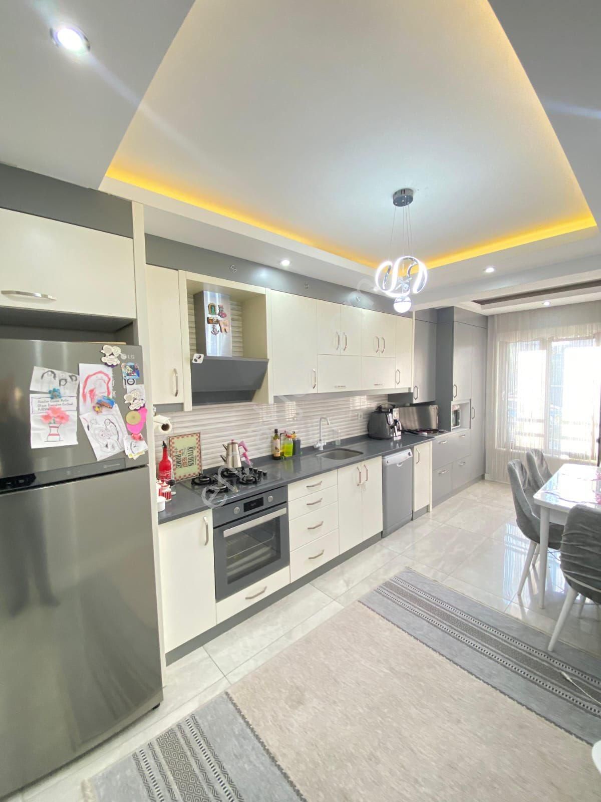 Yenişafakta 180m2 3+1 2 Balkonlu 7 Yıllık Satılık Daire