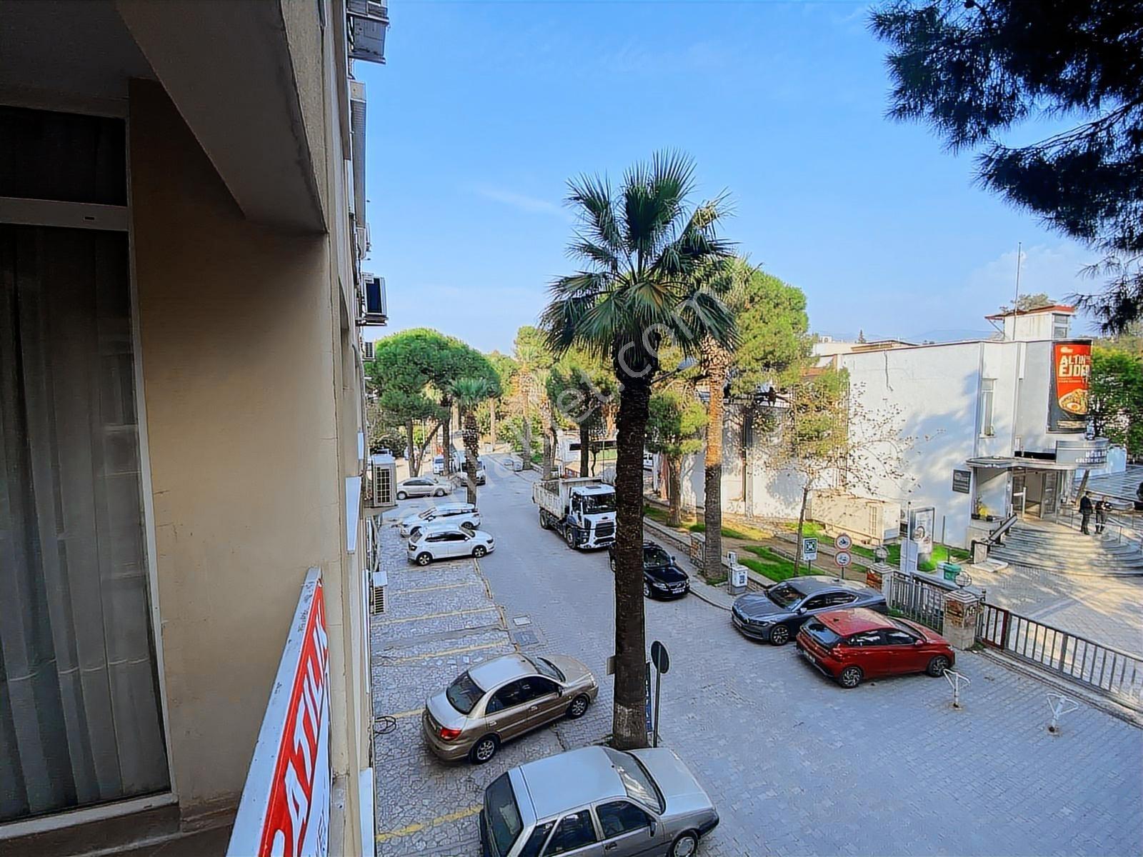 İzmir Bornovada Muhteşem Konumda Satılık Eşyalı 2+1 Daire - Görsel 4