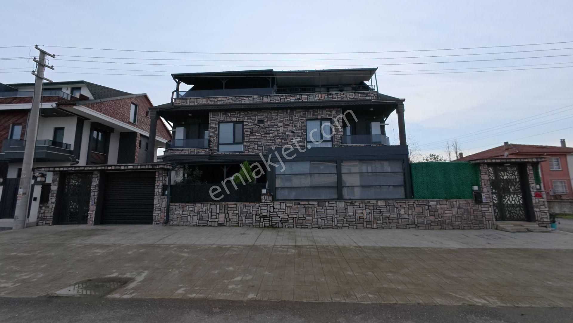 Kocaali De Köşe Parselde Havuzlu 4+1 Müstakil