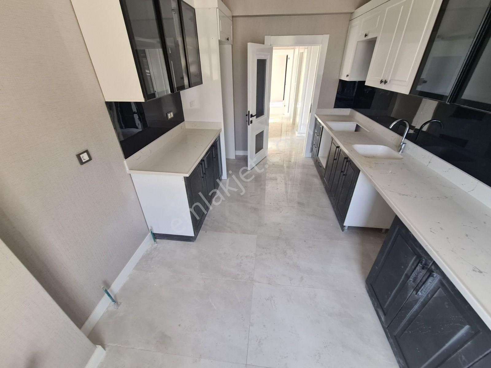 Sancaktepe'de Park Manzaralı Köşebaşı Sıfır Binada 2-banyolu 3+1 - Görsel 5