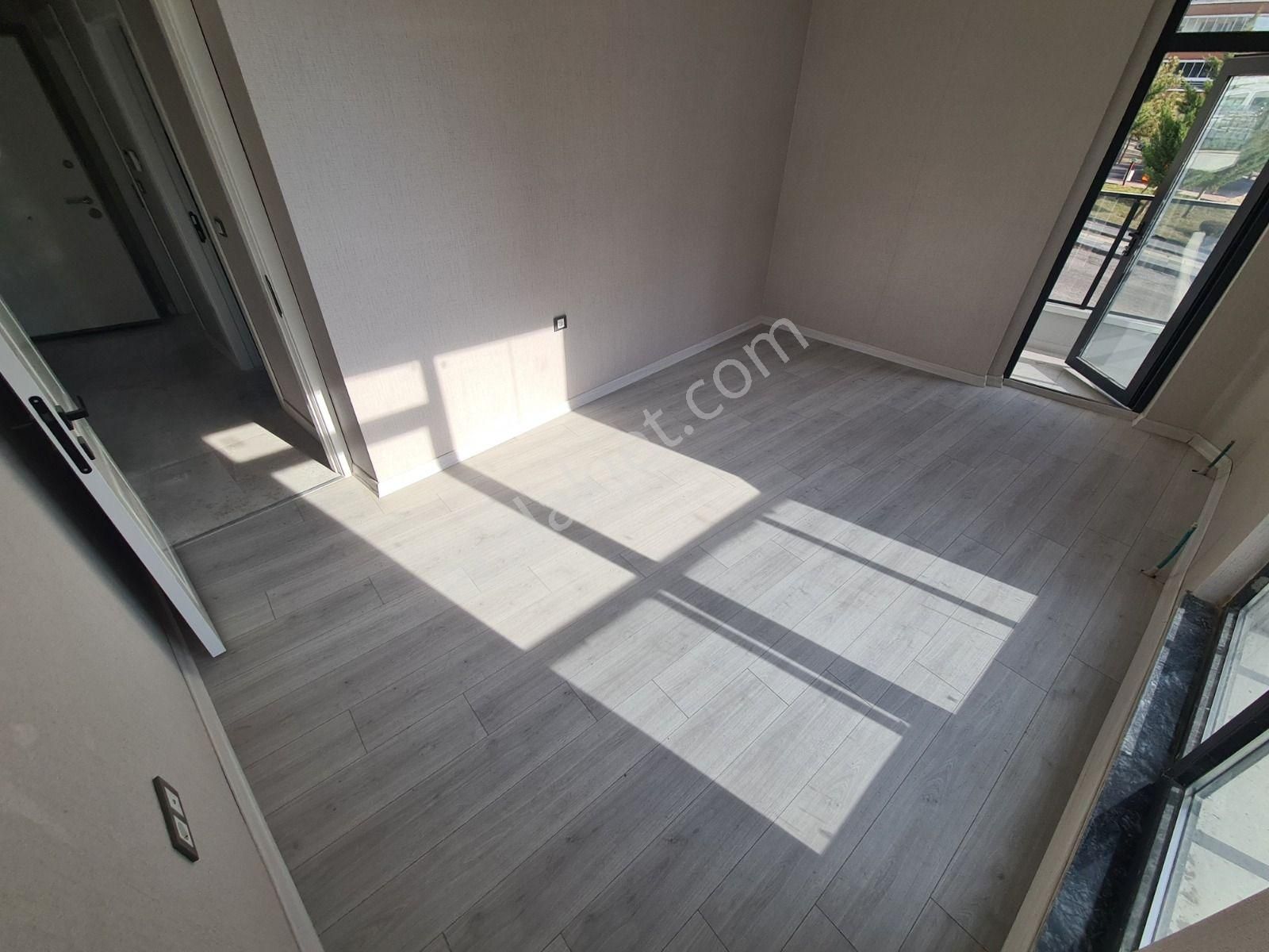 Sancaktepe'de Park Manzaralı Köşebaşı Sıfır Binada 2-banyolu 3+1 - Görsel 16