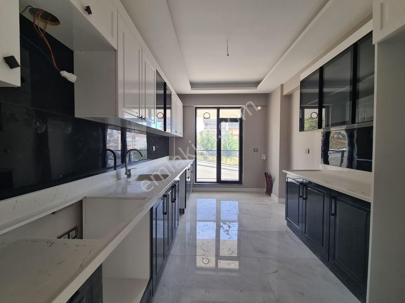 Sancaktepe'de Park Manzaralı Köşebaşı Sıfır Binada 2-banyolu 3+1 - Görsel 2