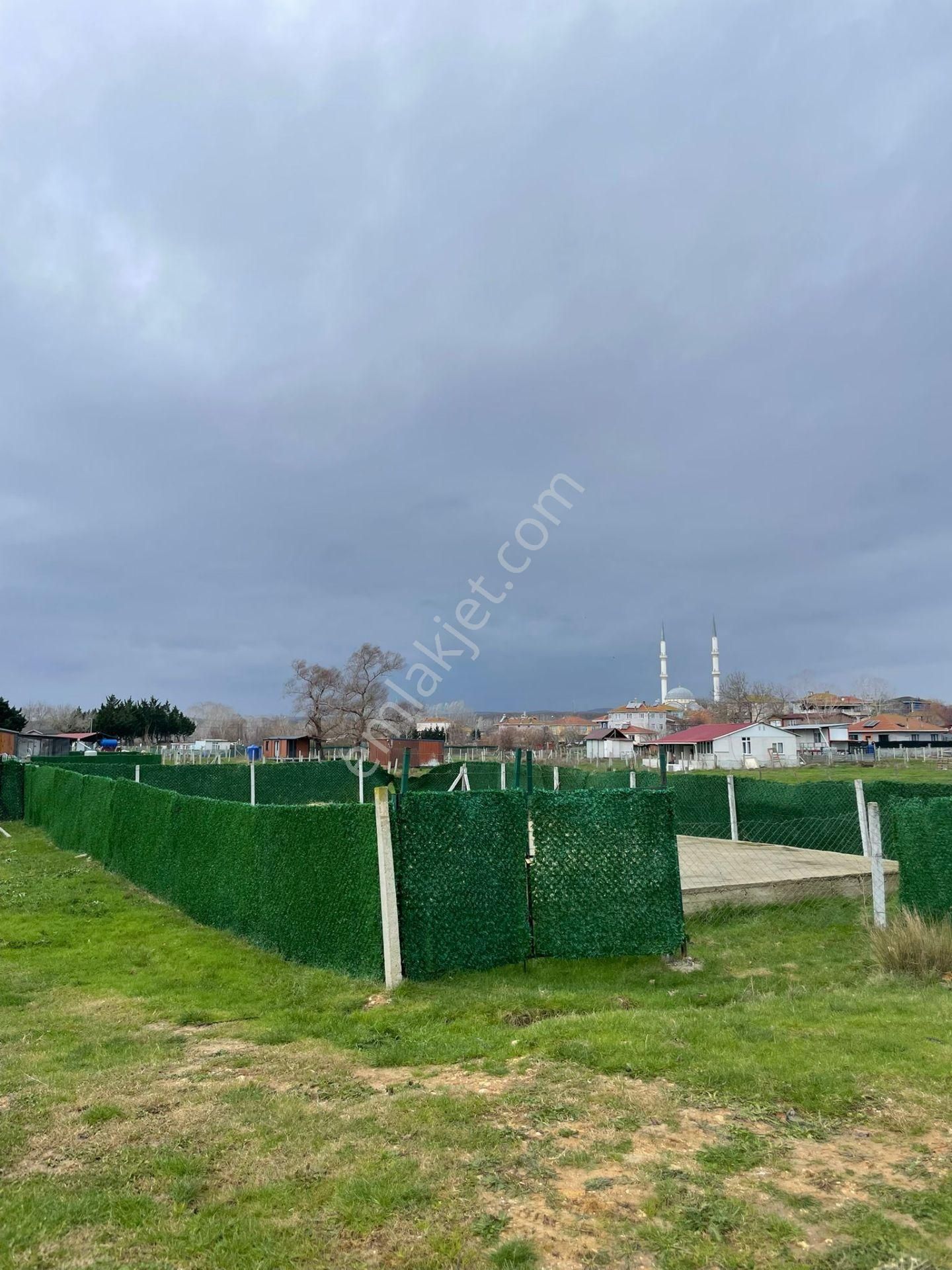 Çatalca Karacaköy'de 215m2 Yerleşimin İçerisinde!!!!!