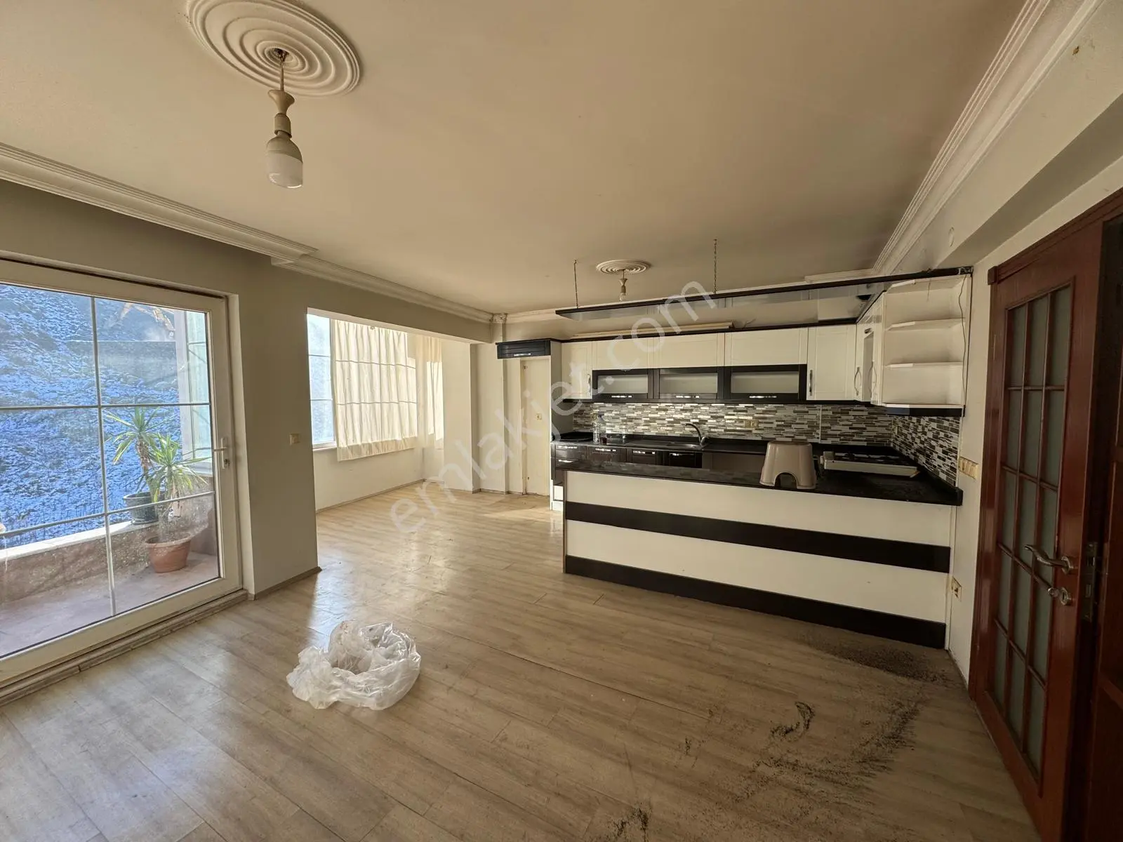 Altın Emlak Giresun Merkez Sanayide – İşlek Konumda – 3 Katlı Kiralık Dükkan - Görsel 11