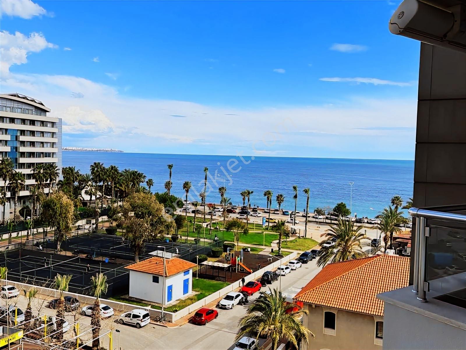 Denize Sıfır Özel Mimari Tasarımlı Ultra Lüks 2,5+1 Satılık