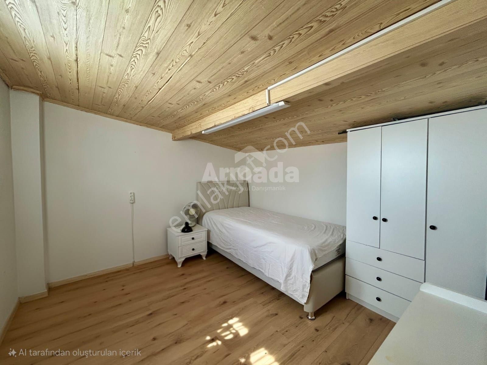 Kuşadası'nda Denize Sıfır Ege Yakası Sitesi'nde Satılık Yazlık