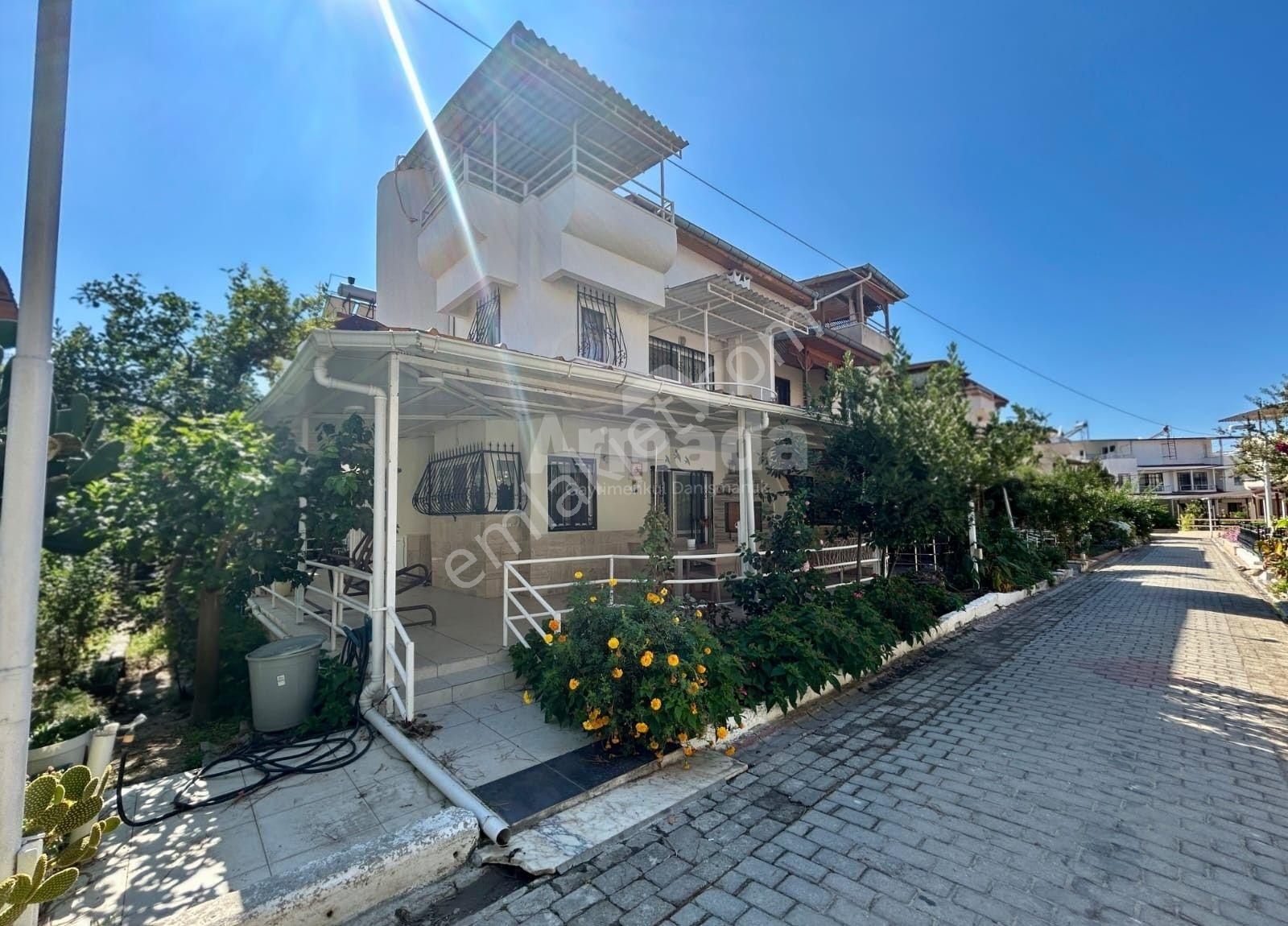 Kuşadası'nda Denize Sıfır Ege Yakası Sitesi'nde Satılık Yazlık