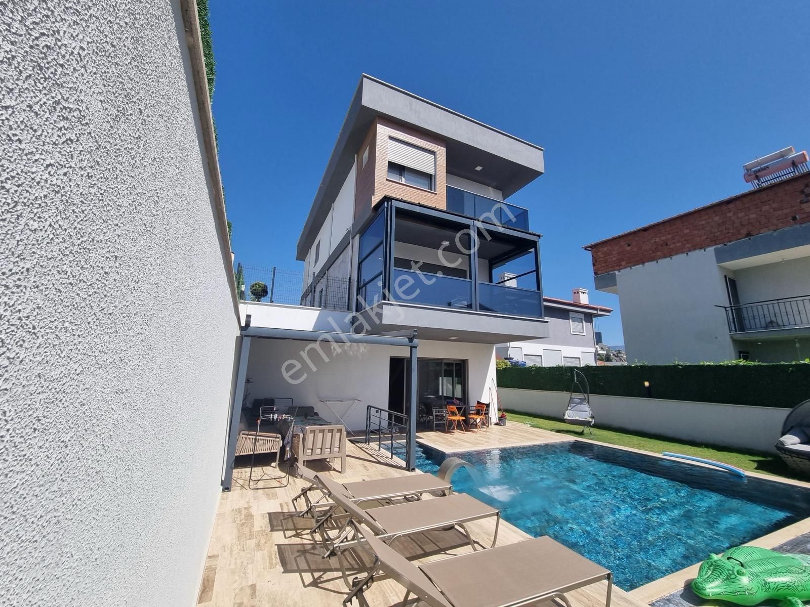 Kuşadası Soğucakta Özel Havuzlu Müstakil 4+2