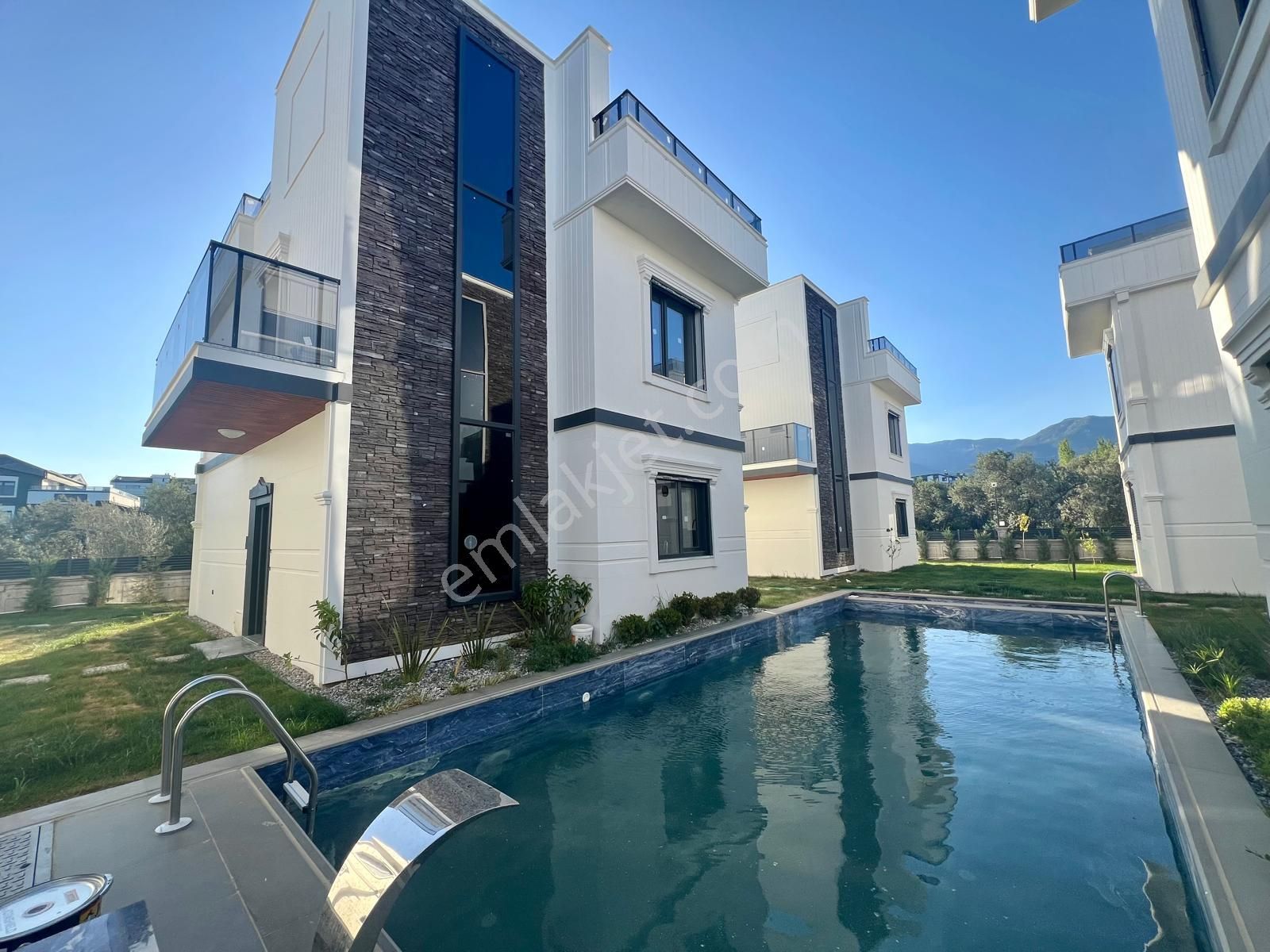 Akçay Aras Emlaktan Zeytinlide Havuzlu Site İçinde Müstakil Villalar - Görsel 35