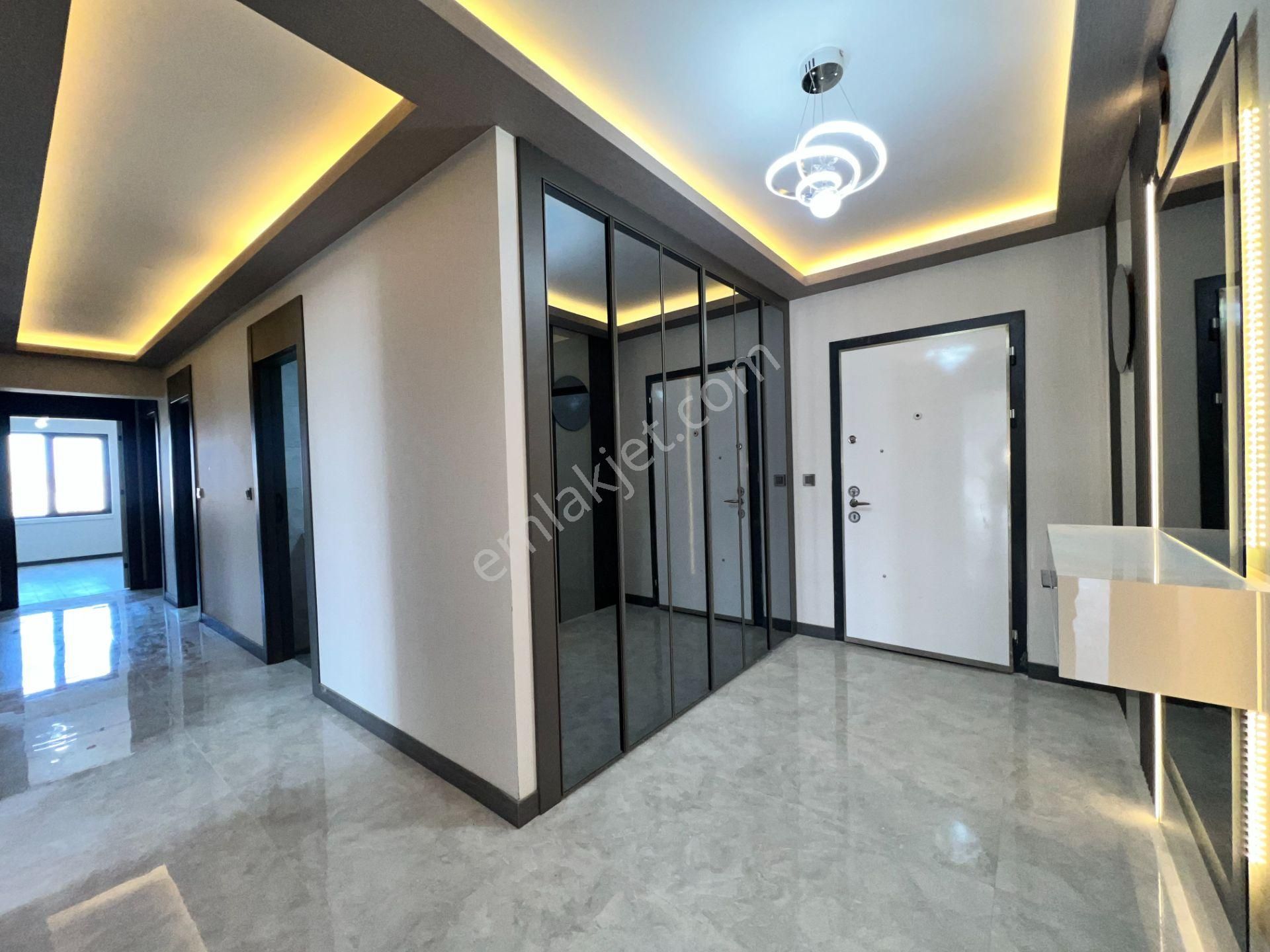 Ufuk Kılıç Emlak'tan Modern Şık Tasarımıyla Lüks Site İçerisinde 4+1 Daire - Görsel 26