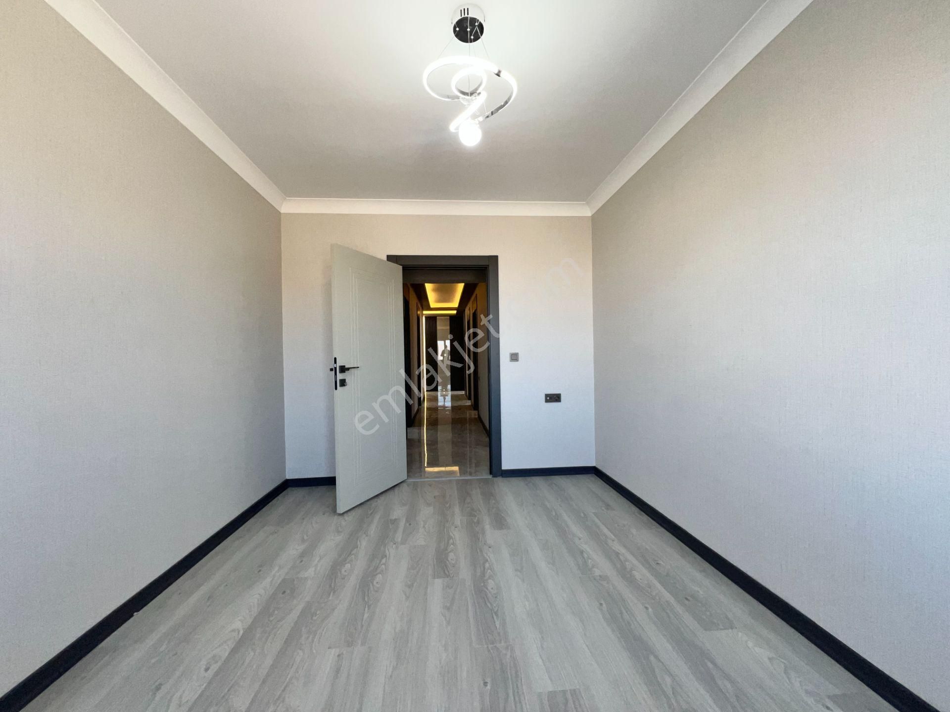 Ufuk Kılıç Emlak'tan Modern Şık Tasarımıyla Lüks Site İçerisinde 4+1 Daire - Görsel 16