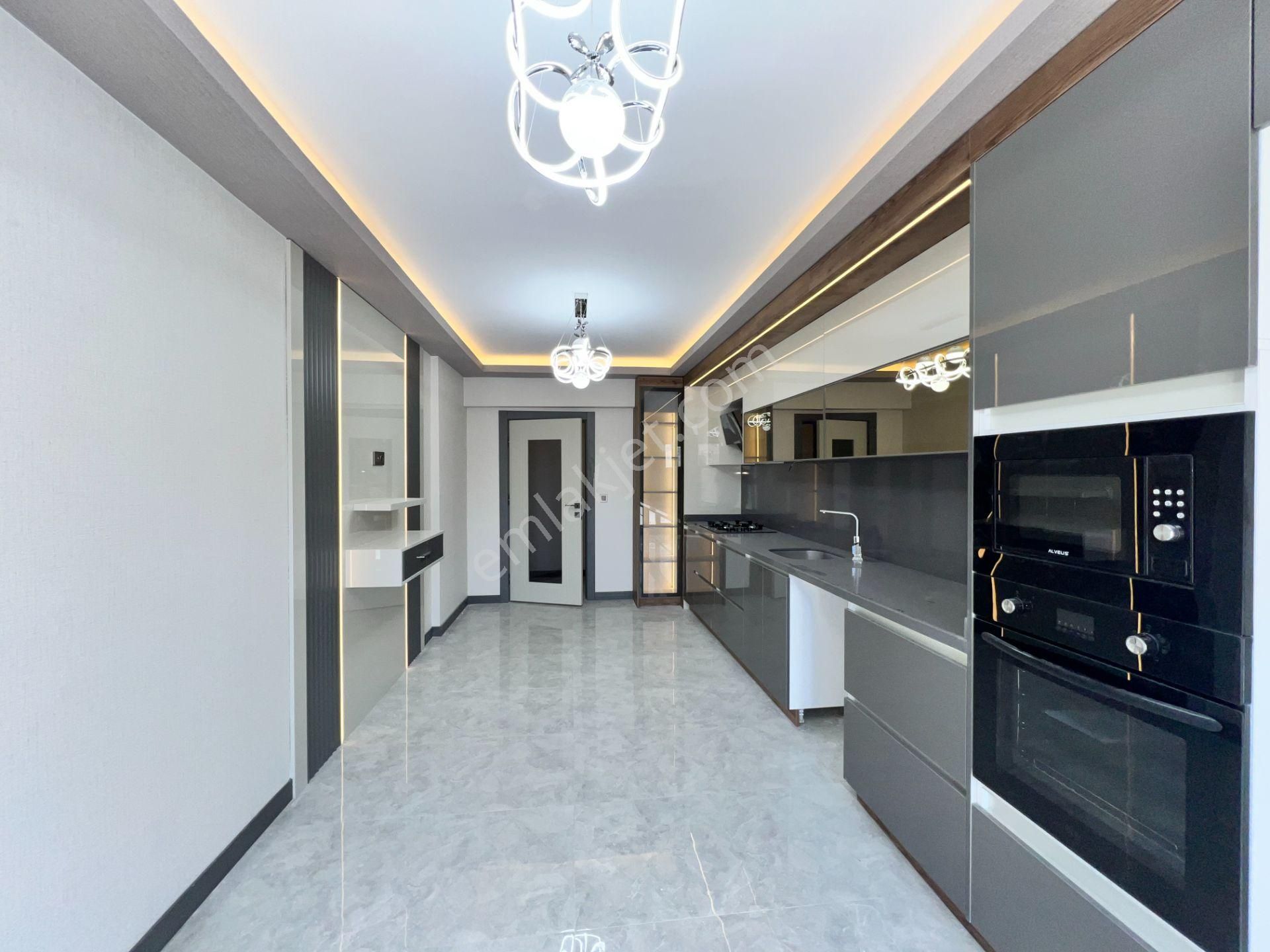 Ufuk Kılıç Emlak'tan Modern Şık Tasarımıyla Lüks Site İçerisinde 4+1 Daire - Görsel 2