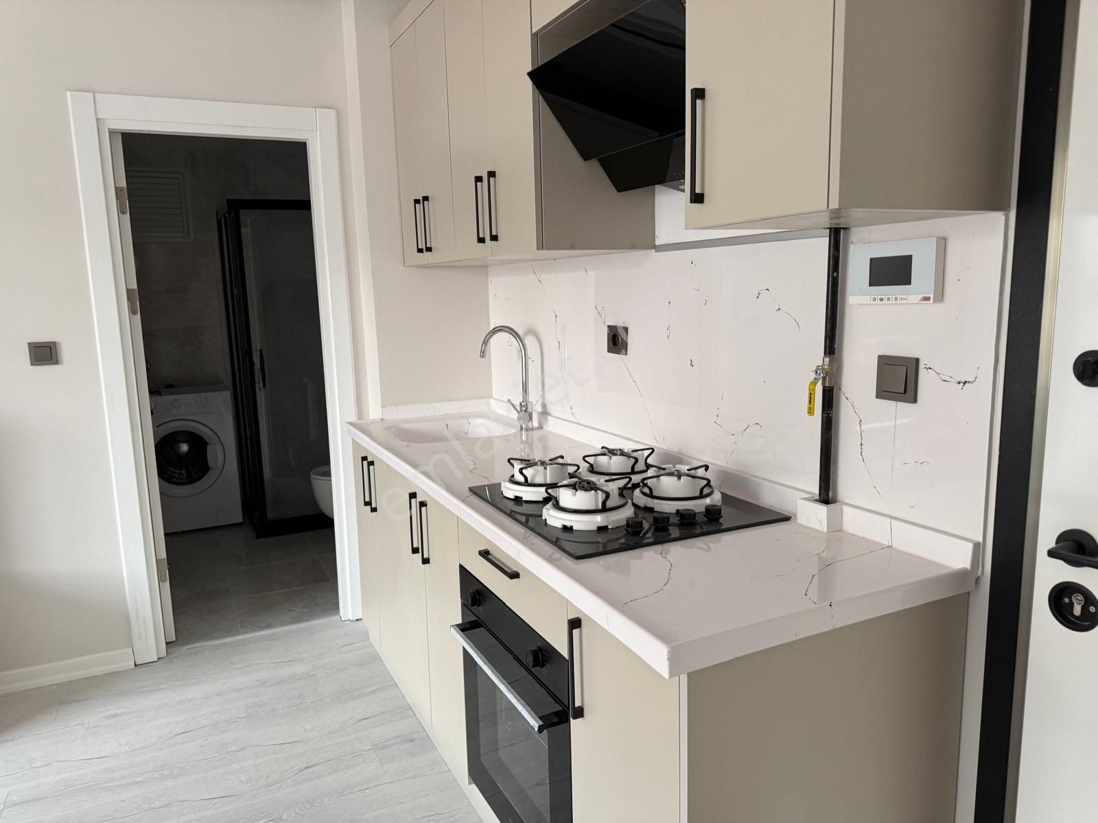 Krc'den Eşref Akıncı Kışlasına Yakın Eşyalı 1+1 Satılık Daire - Görsel 2