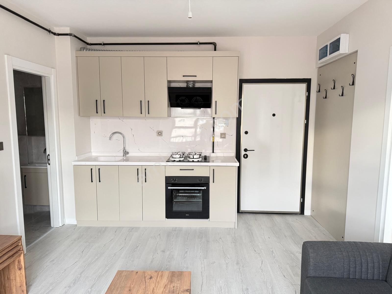 Krc'den Eşref Akıncı Kışlasına Yakın Eşyalı 1+1 Satılık Daire - Görsel 3