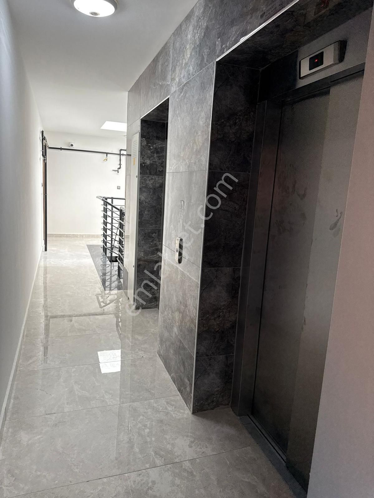 Krc'den Eşref Akıncı Kışlasına Yakın Eşyalı 1+1 Satılık Daire - Görsel 6