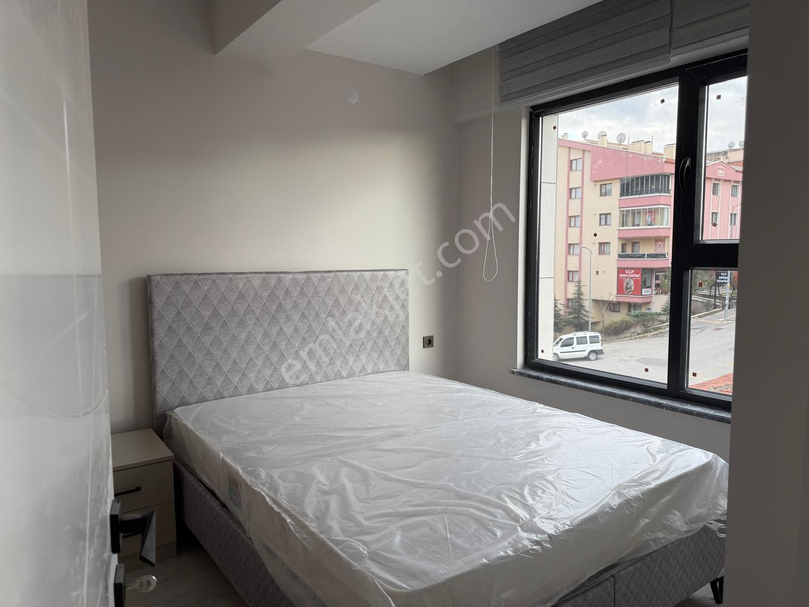 Krc'den Eşref Akıncı Kışlasına Yakın Eşyalı 1+1 Satılık Daire - Görsel 4