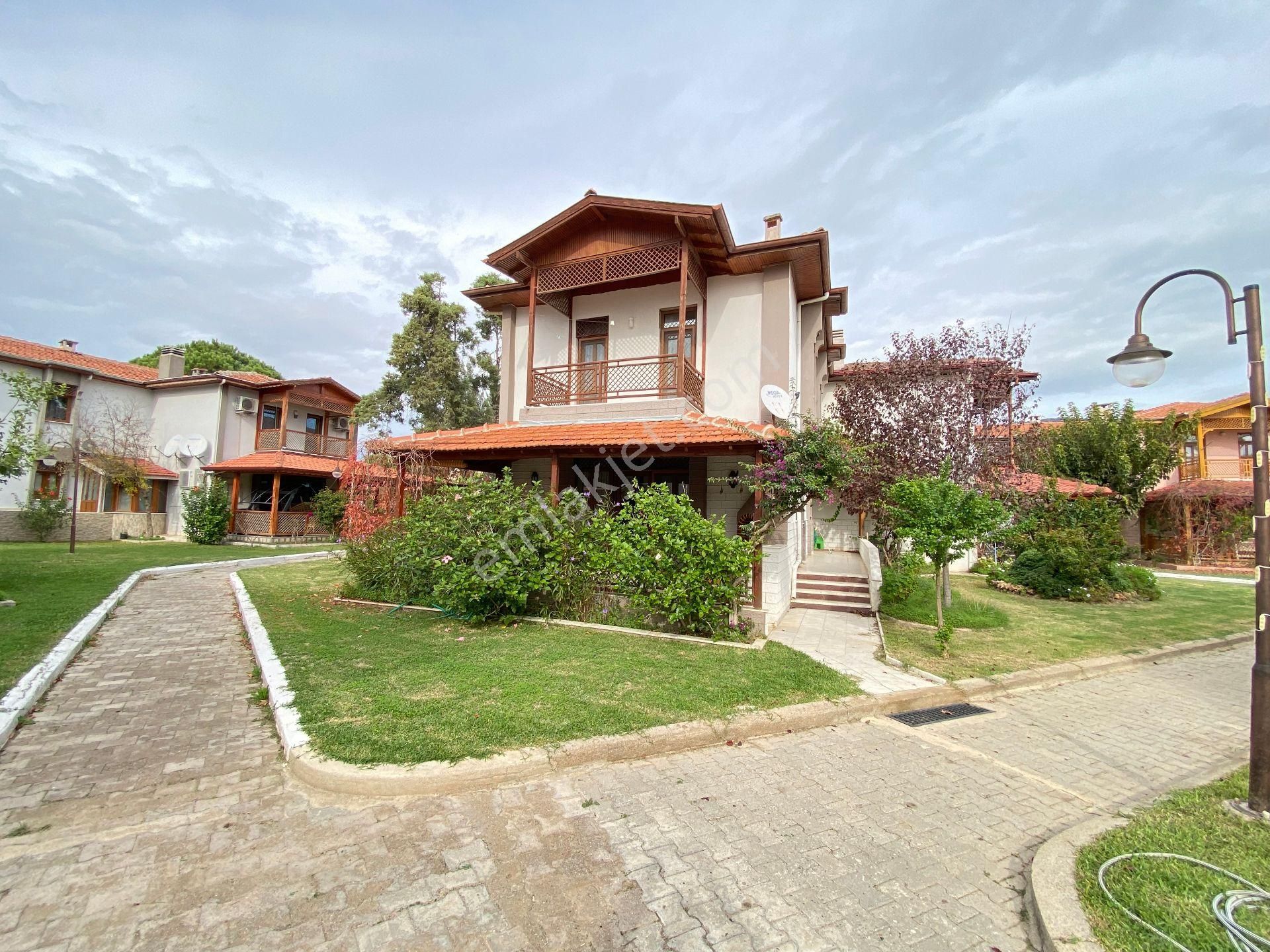 Ürkmez De Full Eşyalı Denize Sıfır Siteiçinde Satılık 3+1 Villa