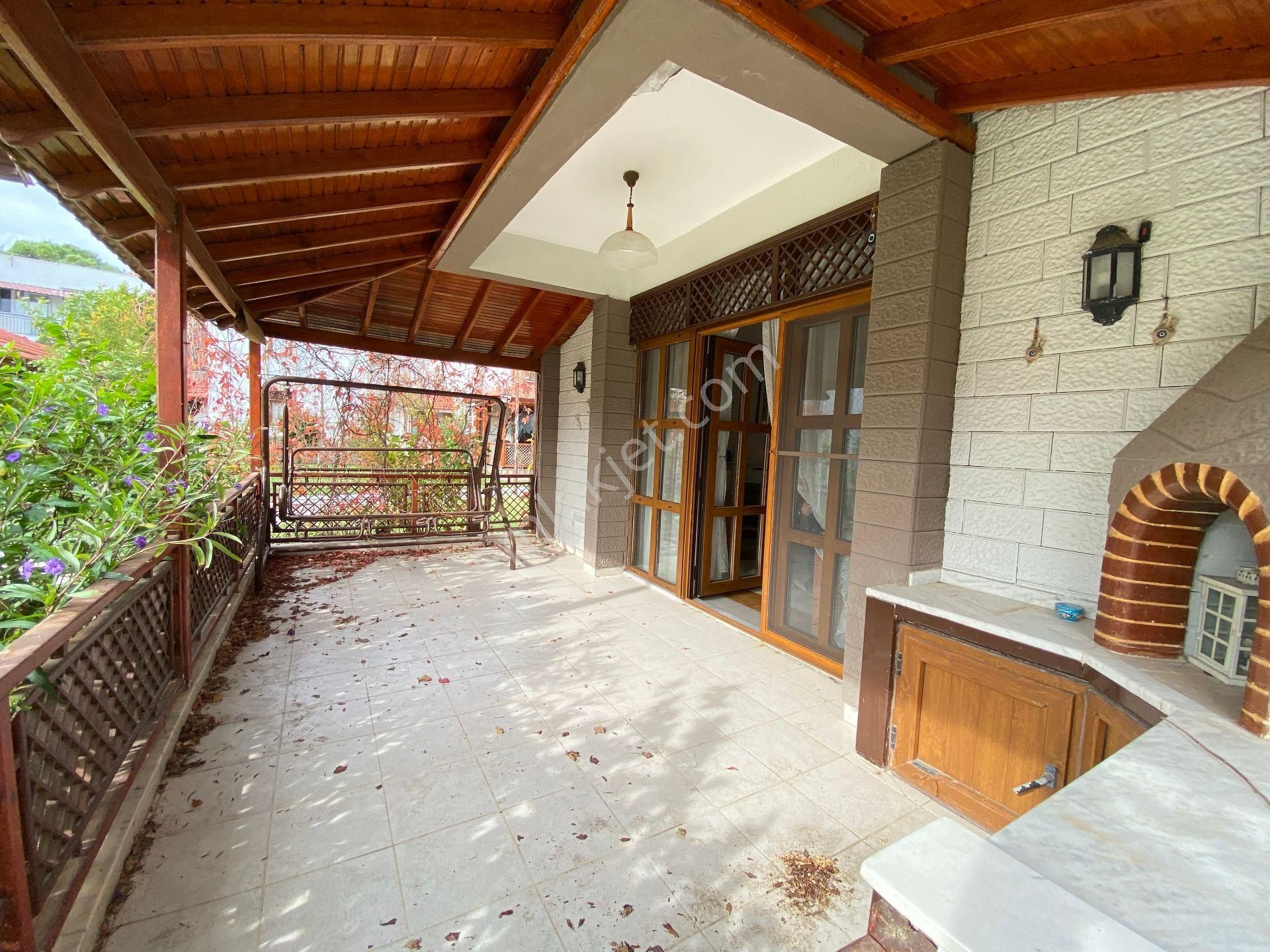 Ürkmez De Full Eşyalı Denize Sıfır Siteiçinde Satılık 3+1 Villa - Görsel 7