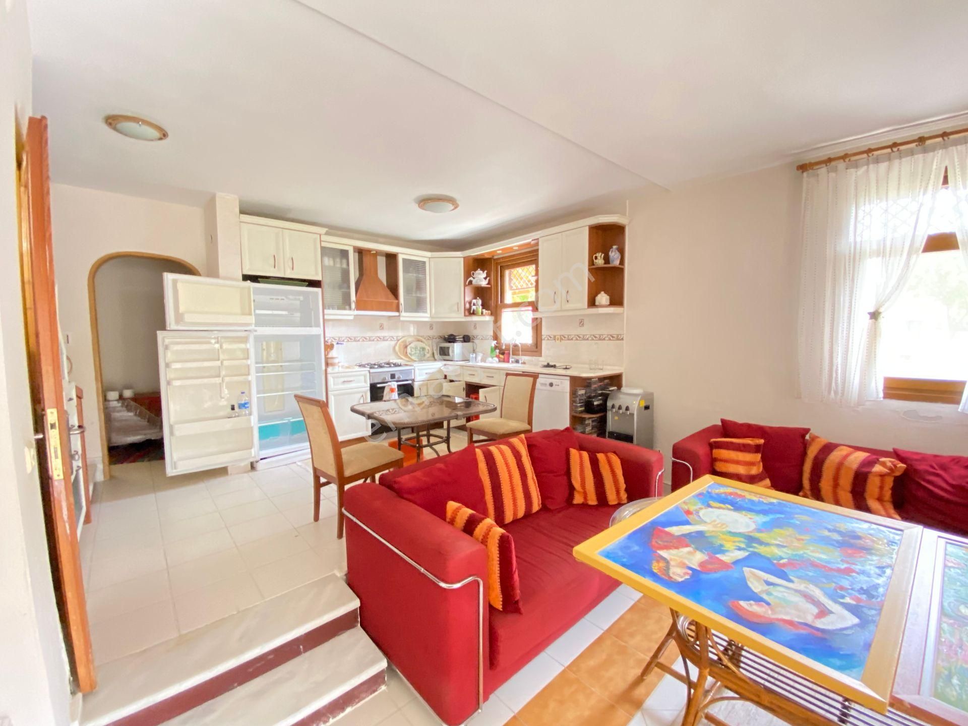 Ürkmez De Full Eşyalı Denize Sıfır Siteiçinde Satılık 3+1 Villa - Görsel 9