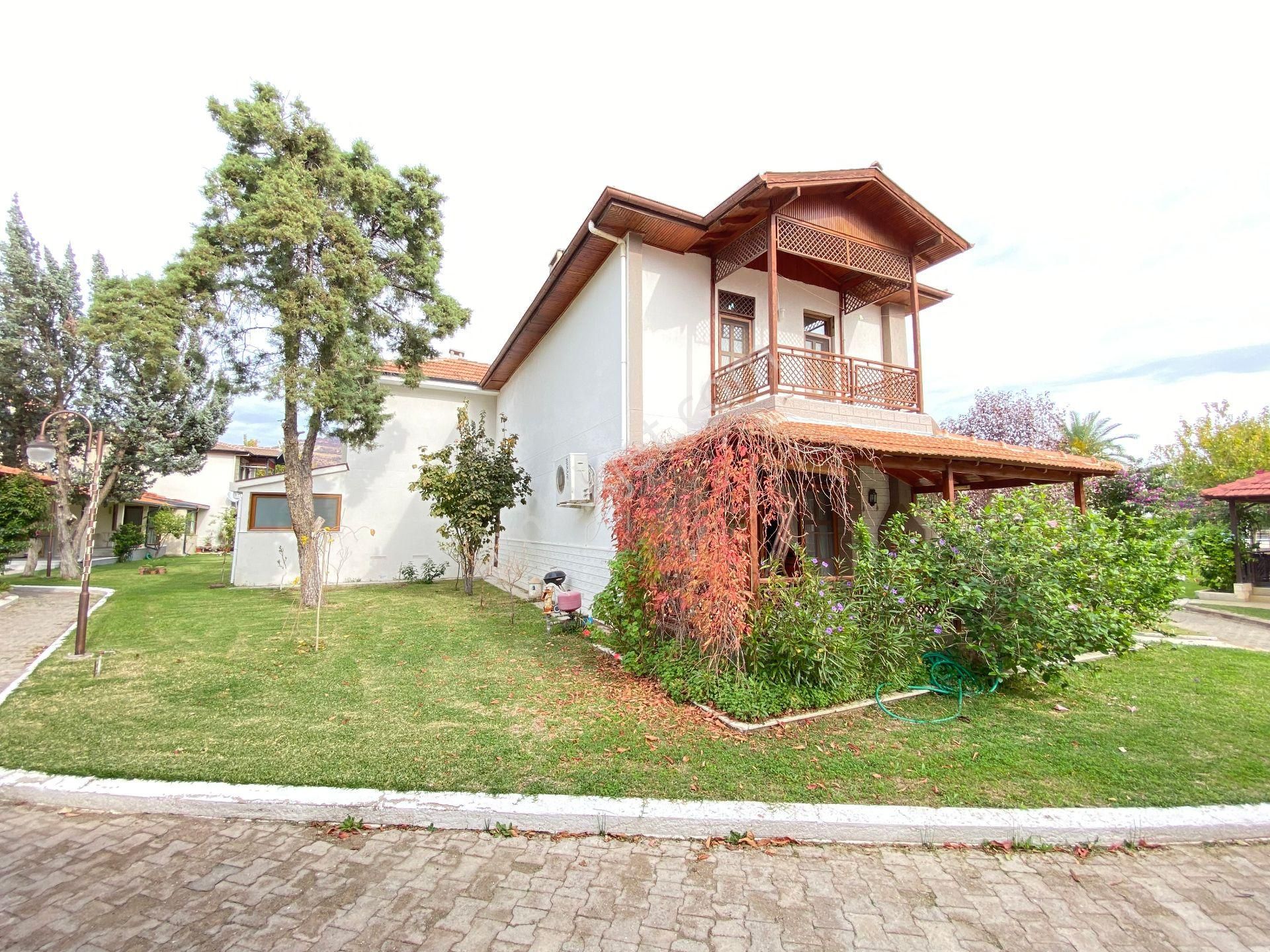 Ürkmez De Full Eşyalı Denize Sıfır Siteiçinde Satılık 3+1 Villa - Görsel 6