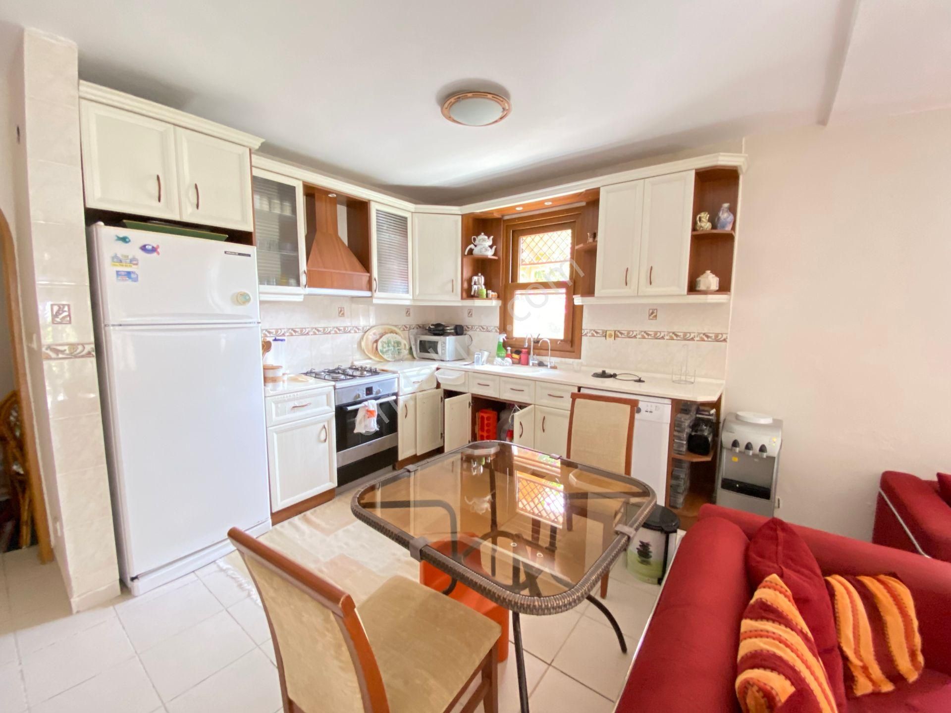 Ürkmez De Full Eşyalı Denize Sıfır Siteiçinde Satılık 3+1 Villa - Görsel 14