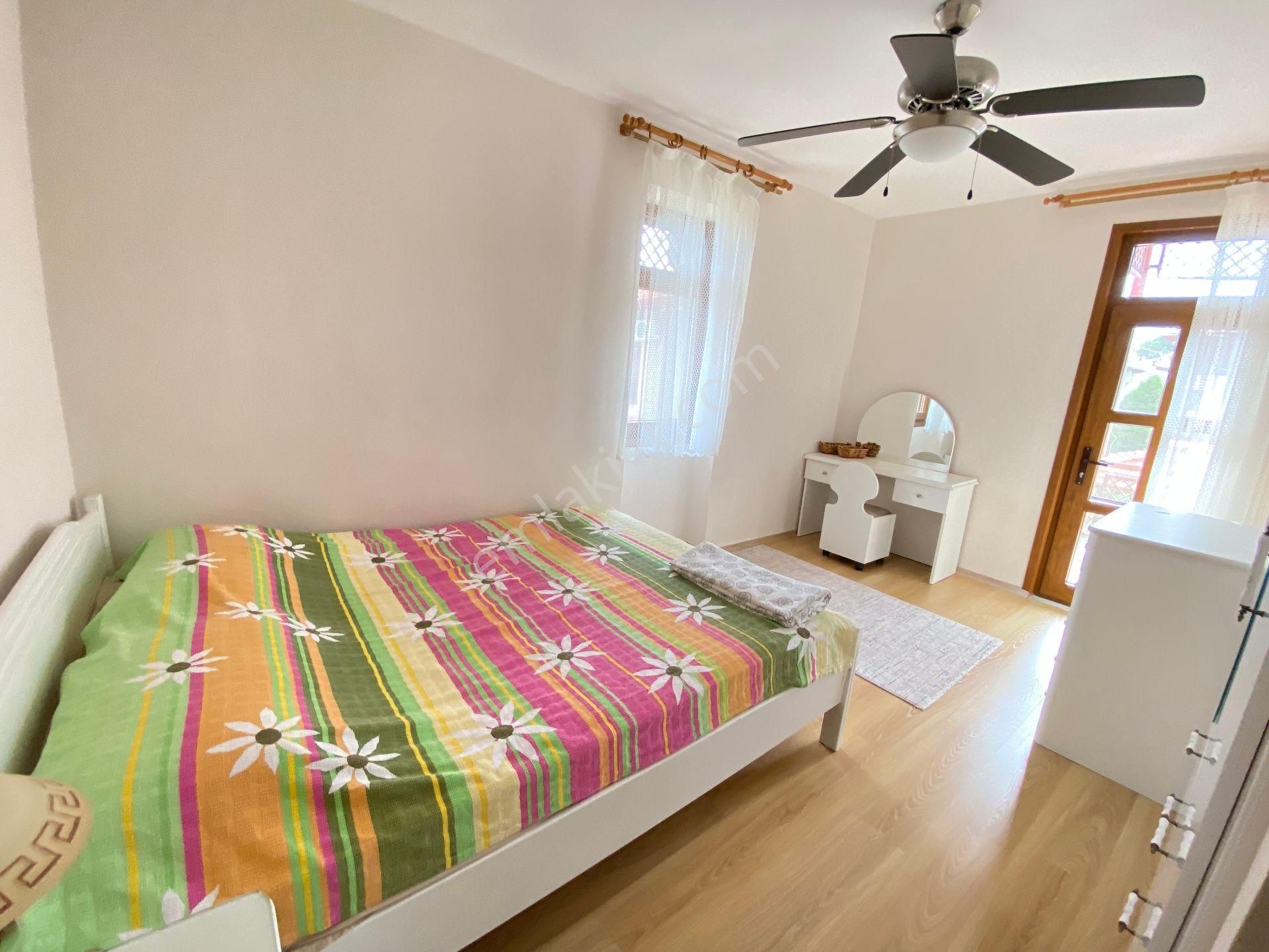 Ürkmez De Full Eşyalı Denize Sıfır Siteiçinde Satılık 3+1 Villa - Görsel 24