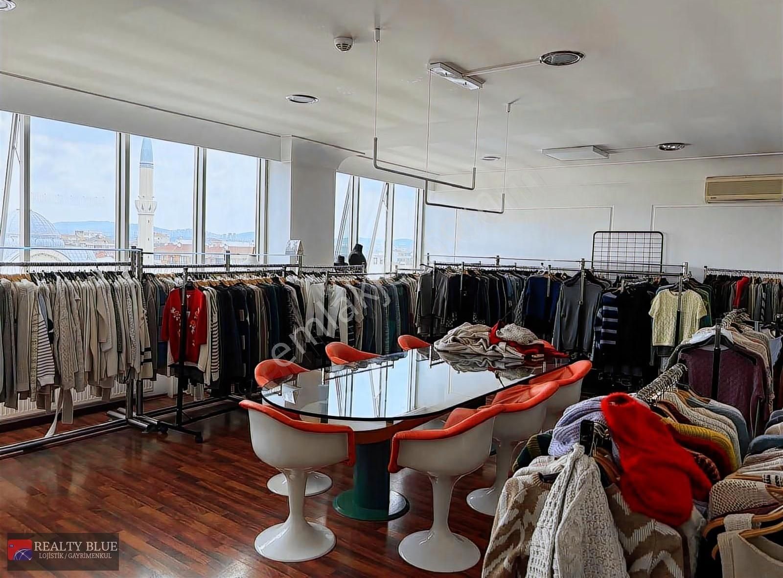 Sancaktepe Merkezi Konumda 800 M² Ofis&plaza Katı