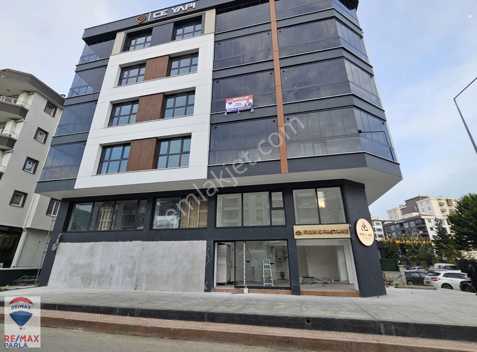 Atakum'da Tramvay Durağına Cephe Lüx 1+1 Ofis