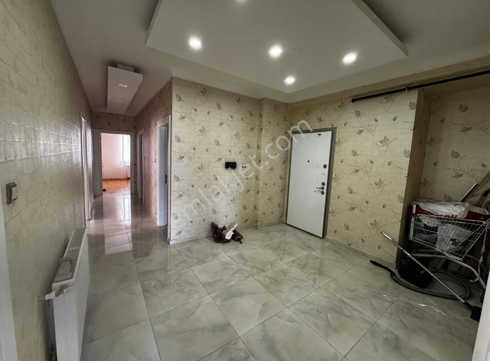 Solmaz Emlak Kiralık Dayalı Döşeli 4+1 Daire - Görsel 19