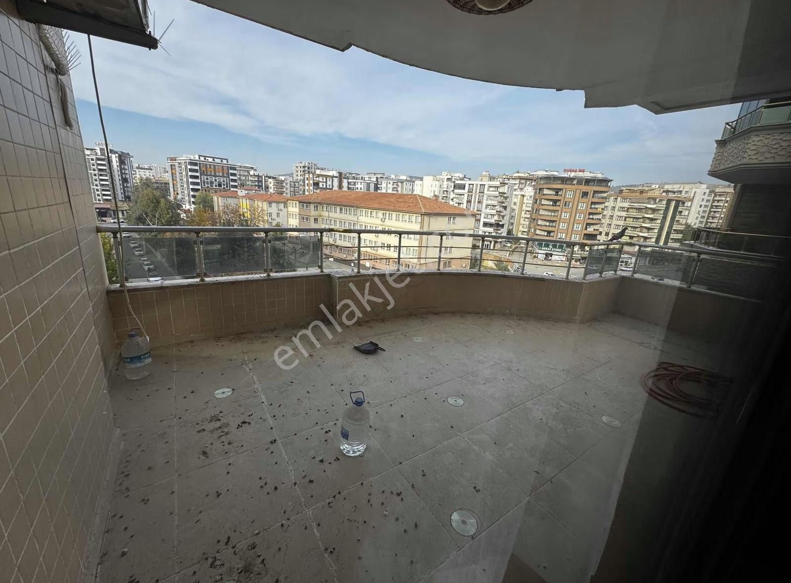 Solmaz Emlak Kiralık Dayalı Döşeli 4+1 Daire - Görsel 8