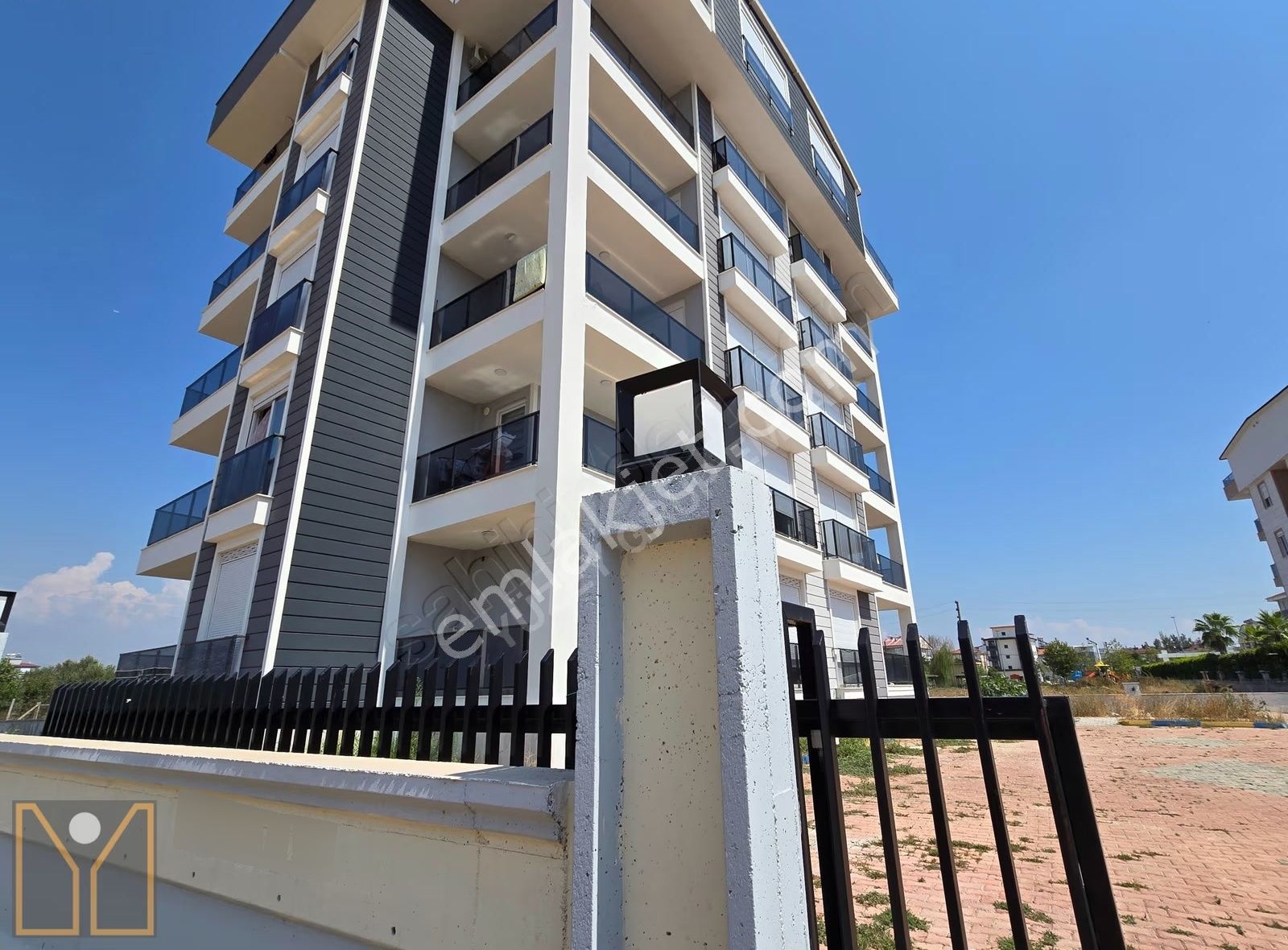 Döşemealtı'nda Yatırımlık Kiracılı Yeni Binada 1+1 Ferah Daire