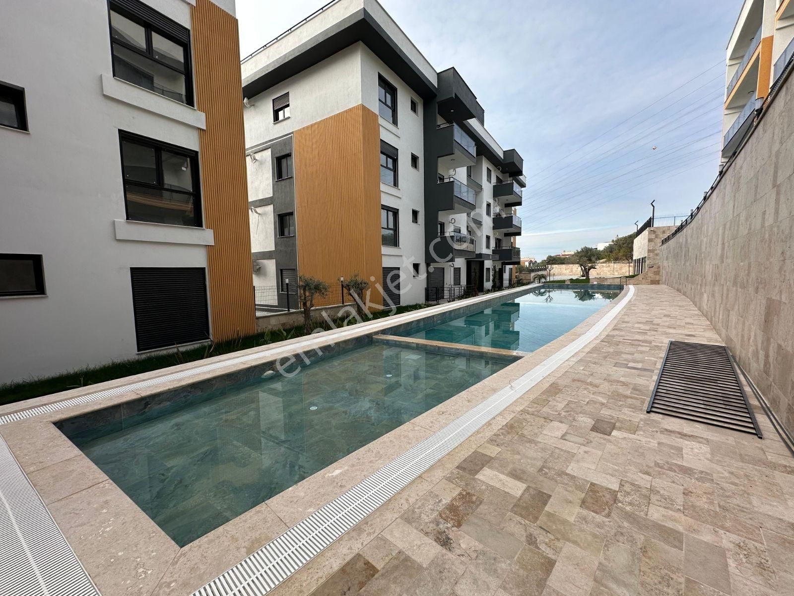 Kuşadası Merkezine Yakın Havuzlu Sitede Doğalgazlı Daire